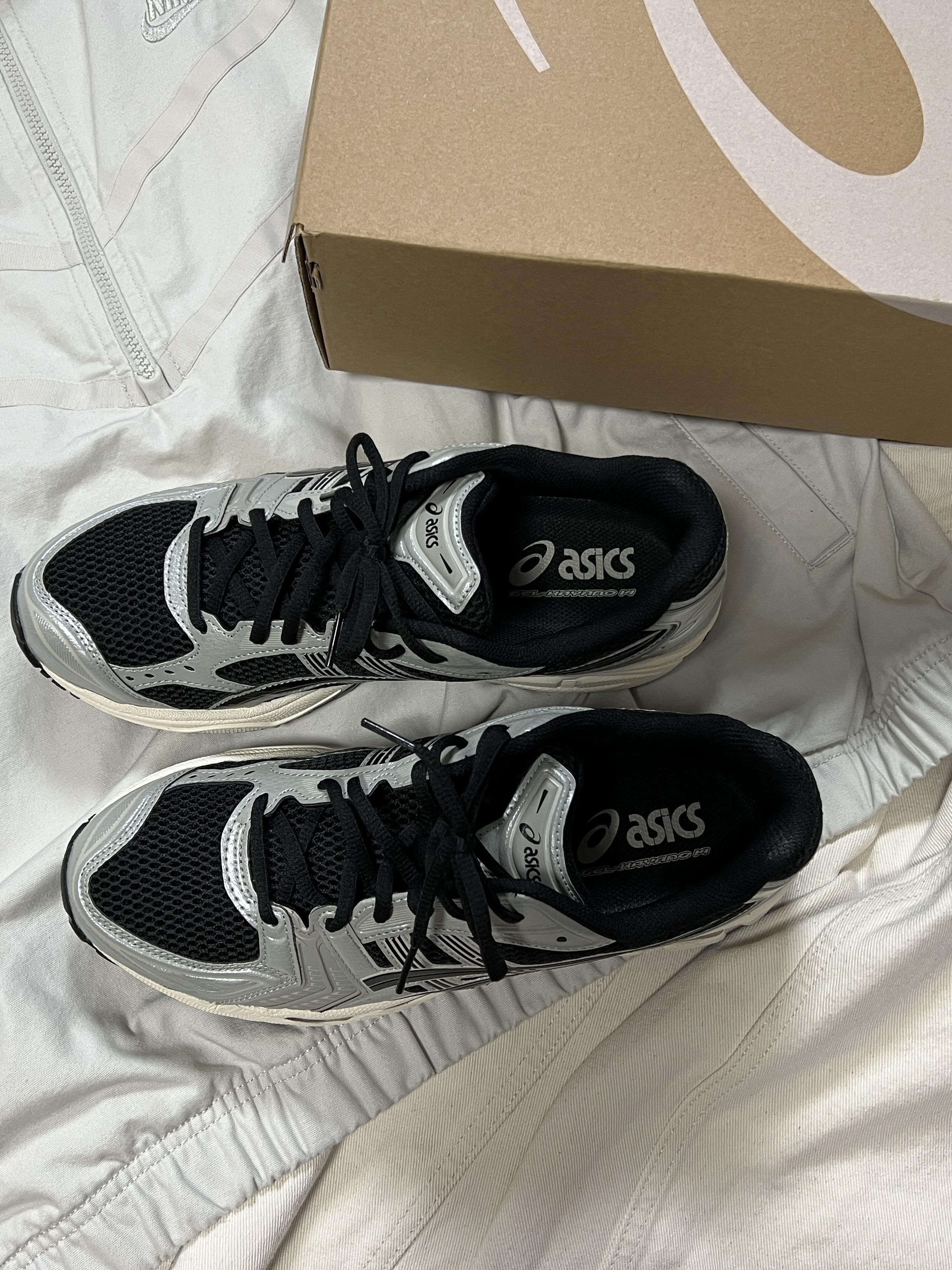 Asics Gel-Kayano 14 Black Seal Grey 착용 스타일 - 2