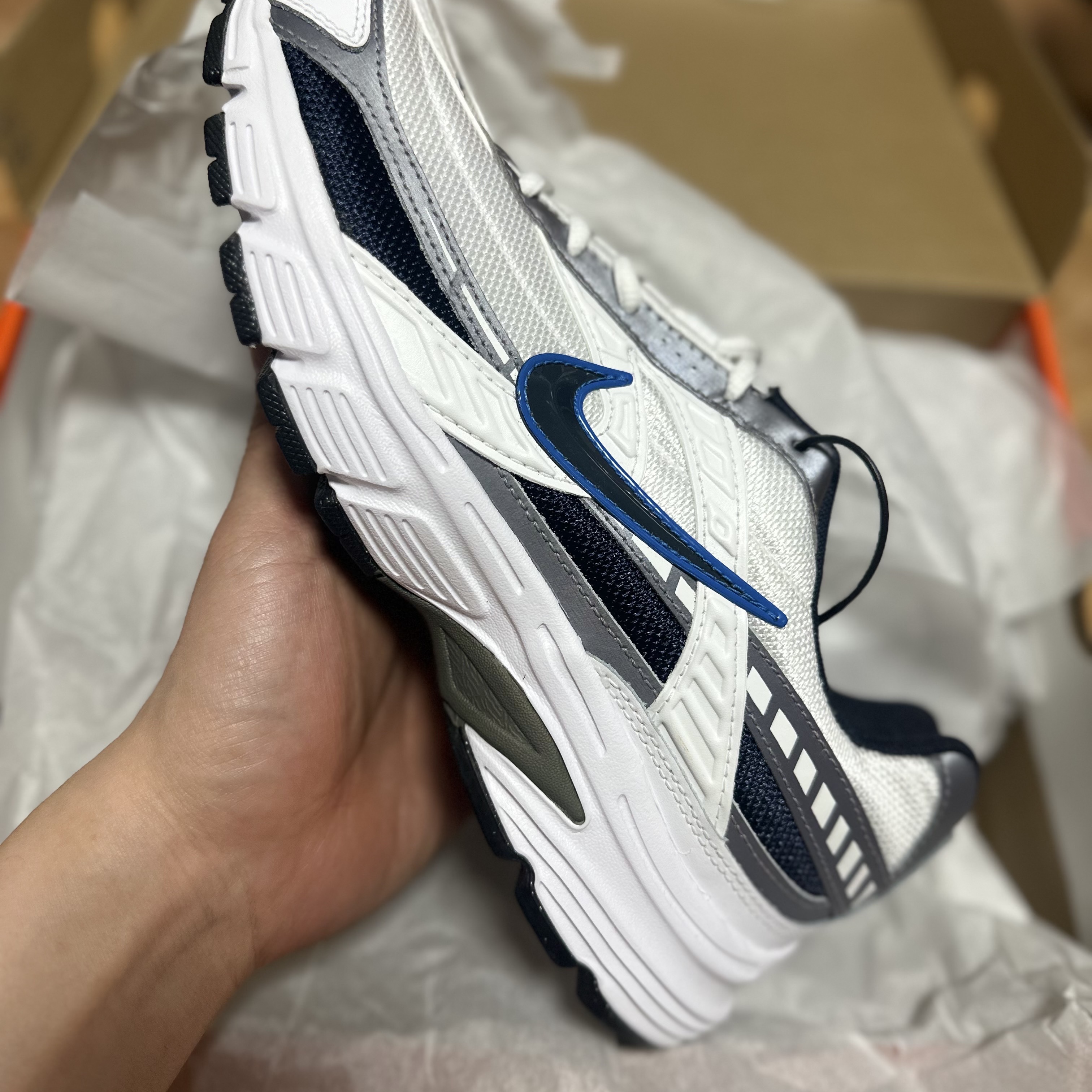 Nike Initiator White Obsidian Metallic Cool Grey 착용 스타일