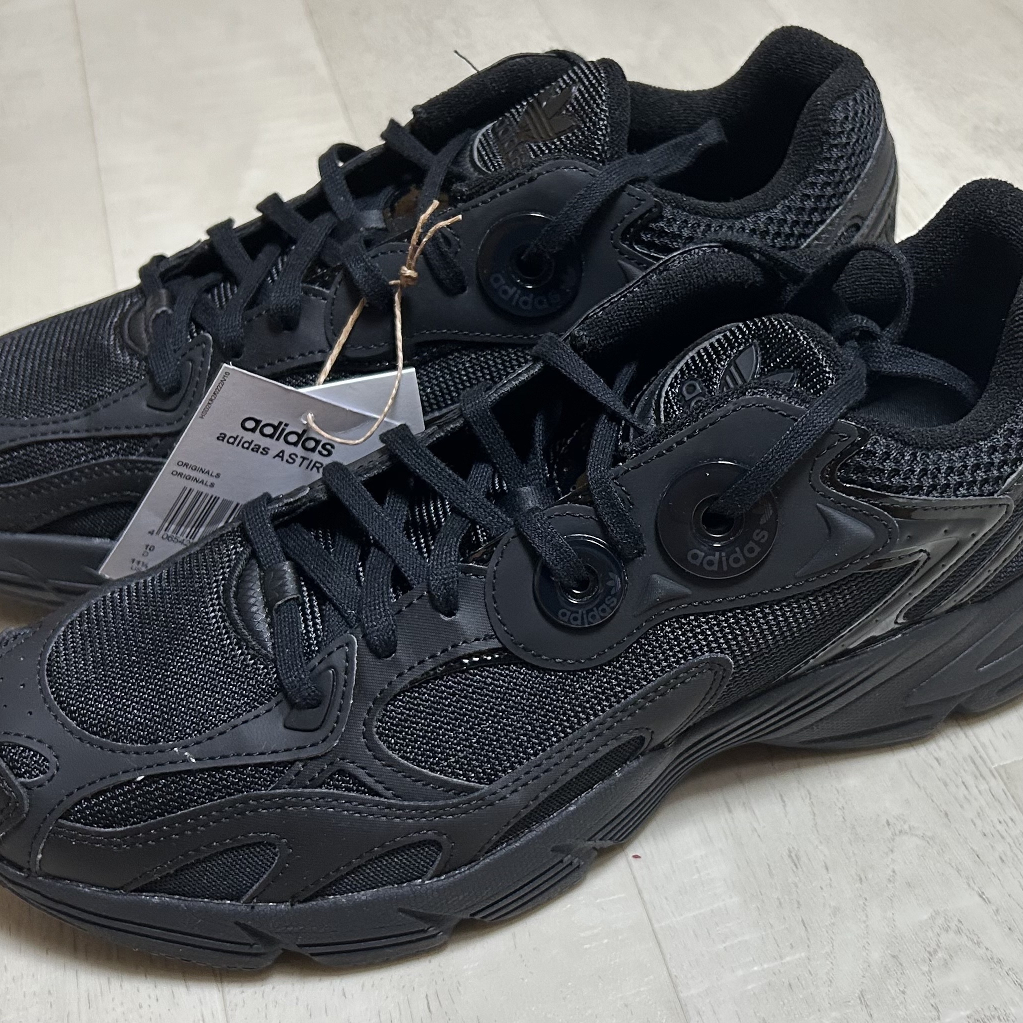(W) Adidas Astir Triple Black 착용 스타일 - 2