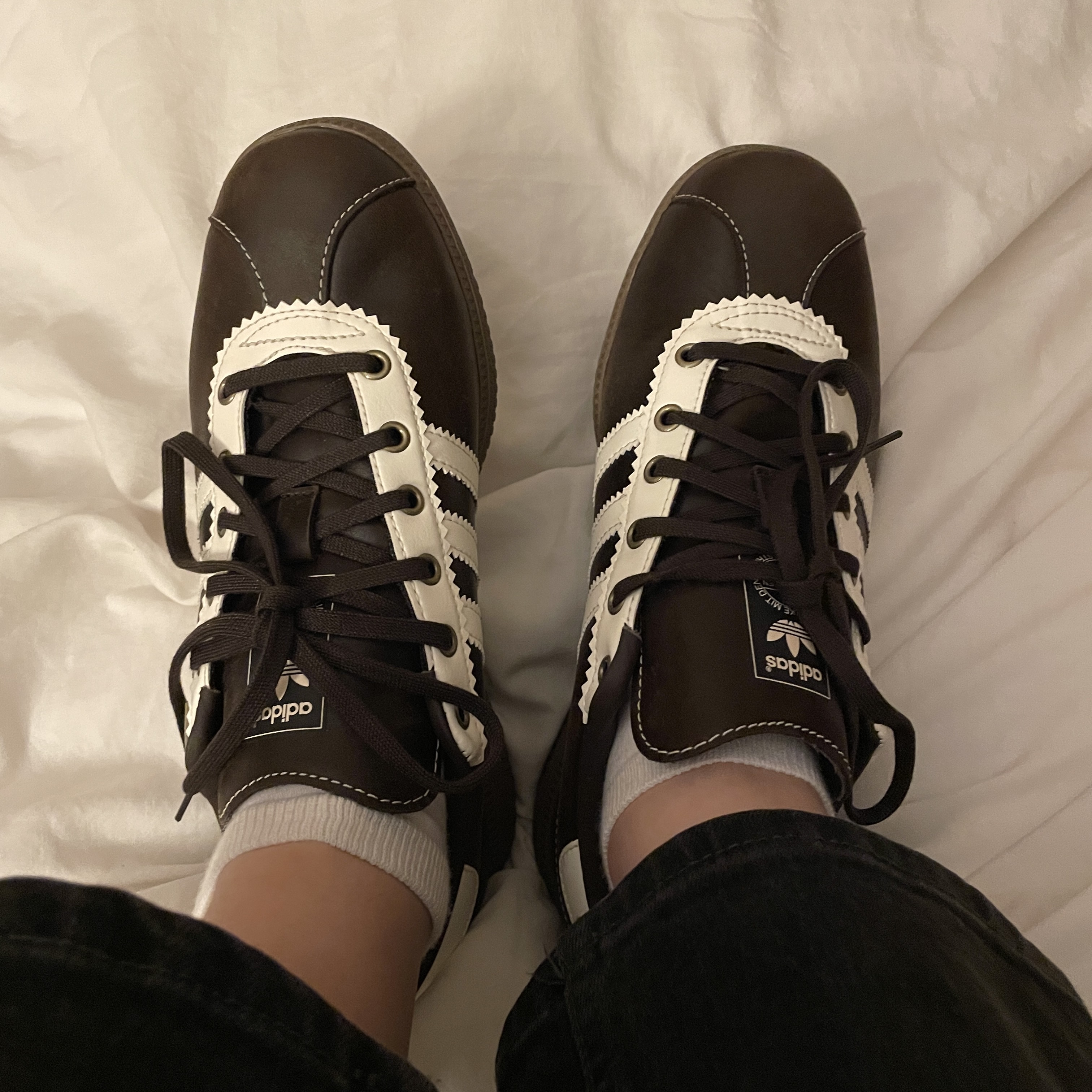 Adidas Bern GTX Dark Brown Cream White 착용 스타일