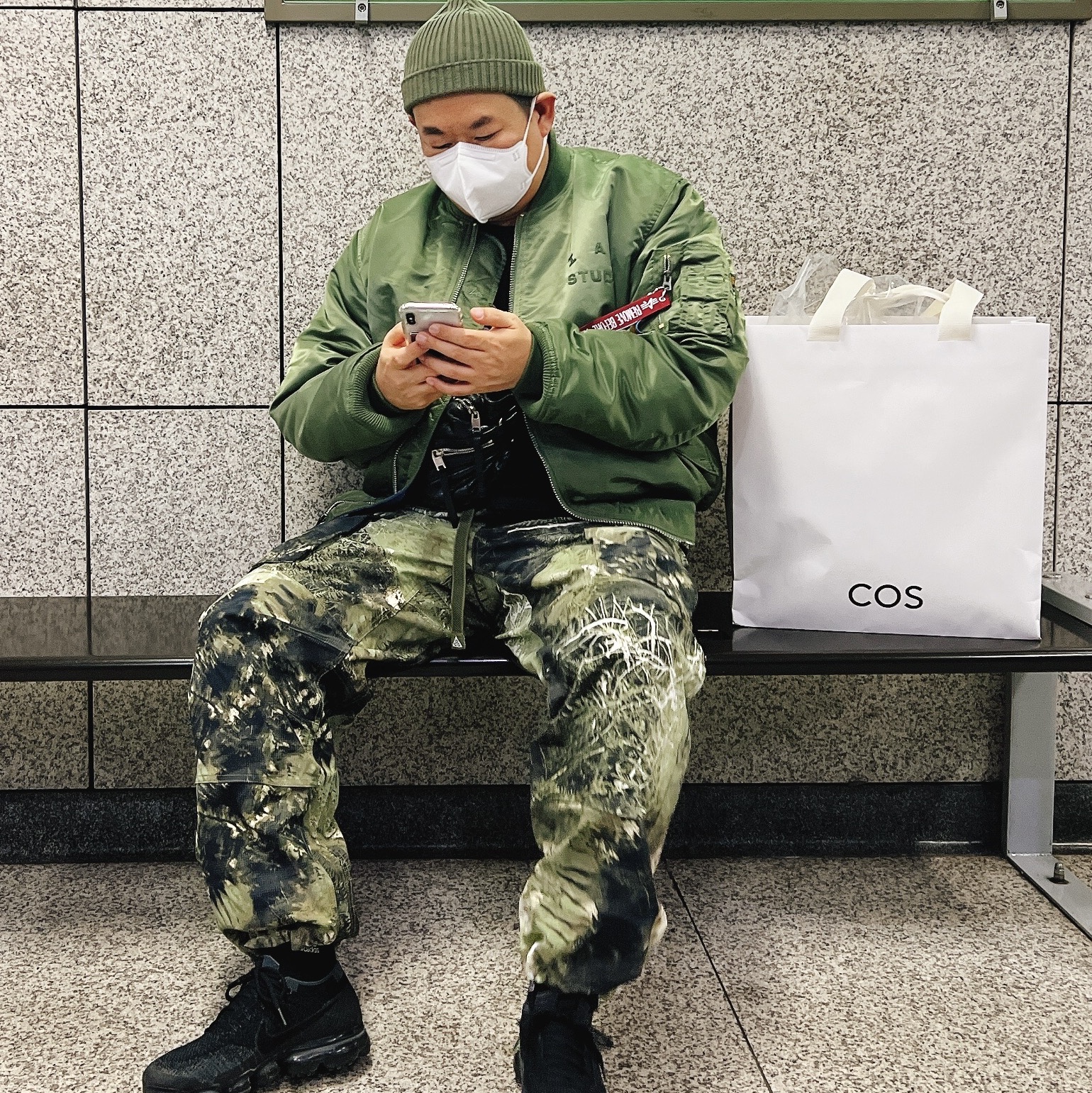 IAB Studio x Alpha Industries MA-1 Jacket Khaki, Nike Air VaporMax Flyknit 3.0 Triple Black 착용 스타일
