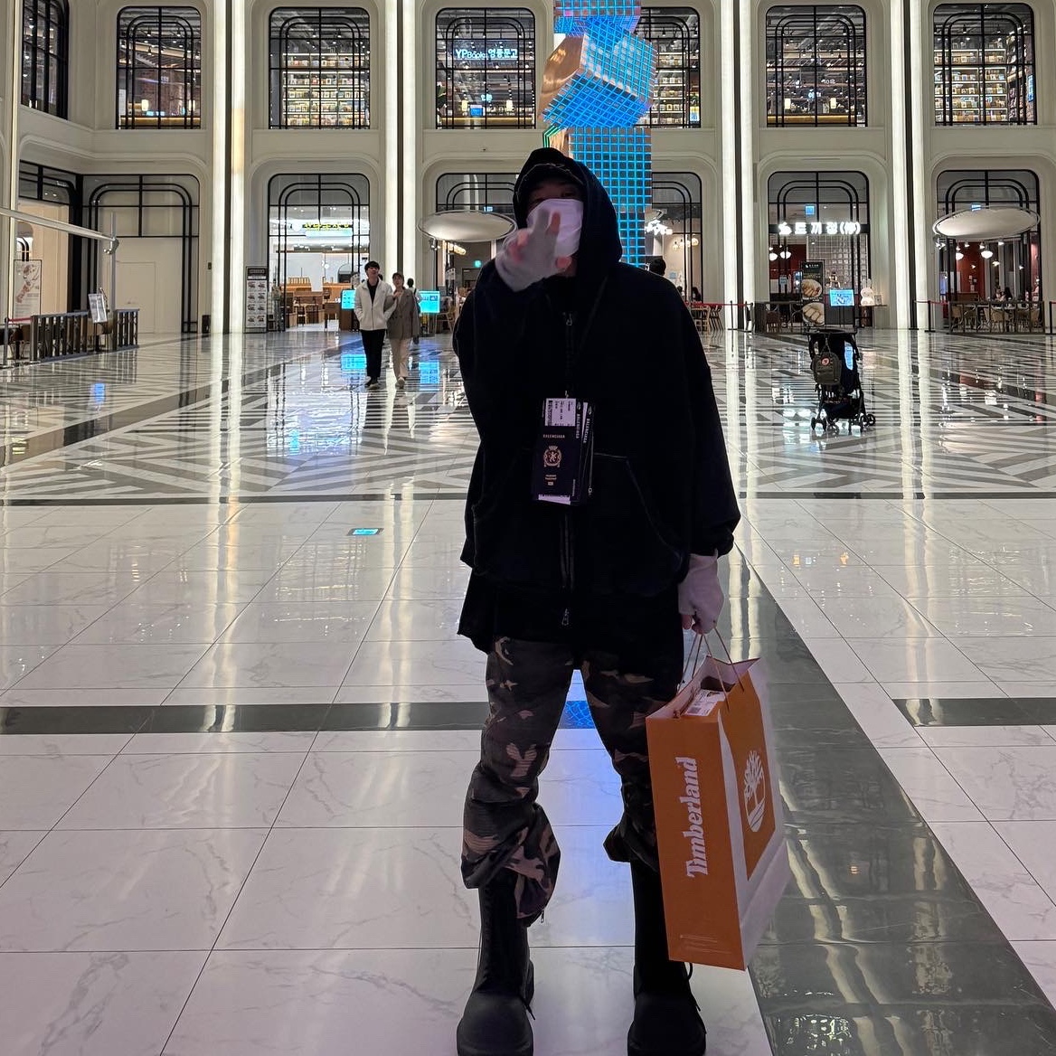 Nonnod x Shinsegae Distressed Zip-Up Hoodie Washed Black, Balenciaga XL Army Boots Full Eva Black 착용 스타일