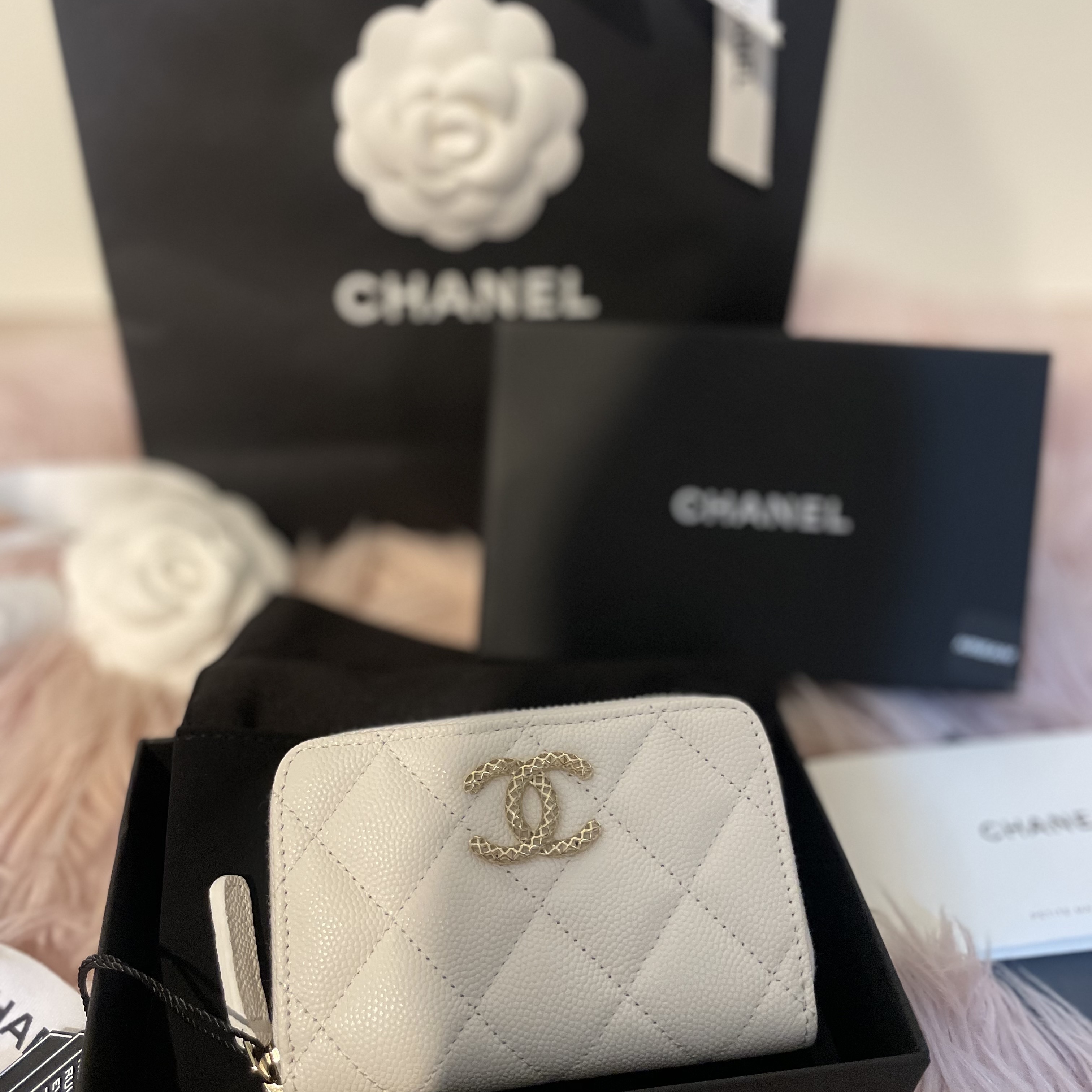 Chanel Zipped Coin Purse Grained Shiny Calfskin & Gold White 착용 스타일