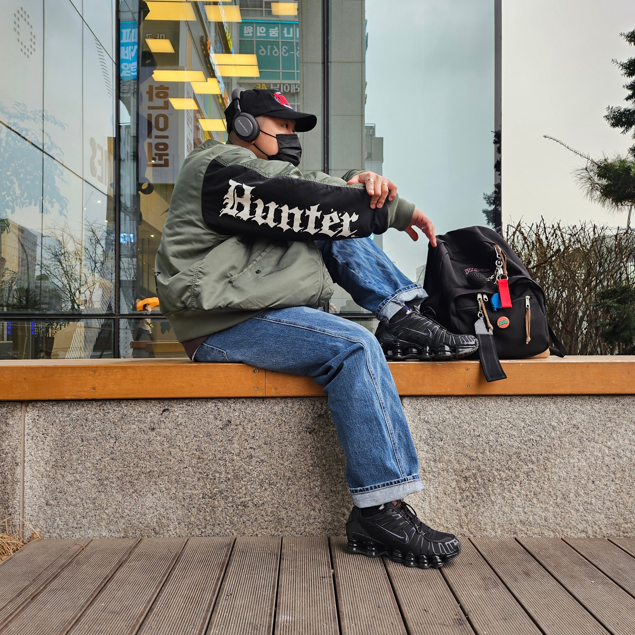 Supreme Warm Up 6-Panel Black - 23FW, Supreme x Bounty Hunter MA-1 Jacket Olive - 23FW 착용 스타일 - 1