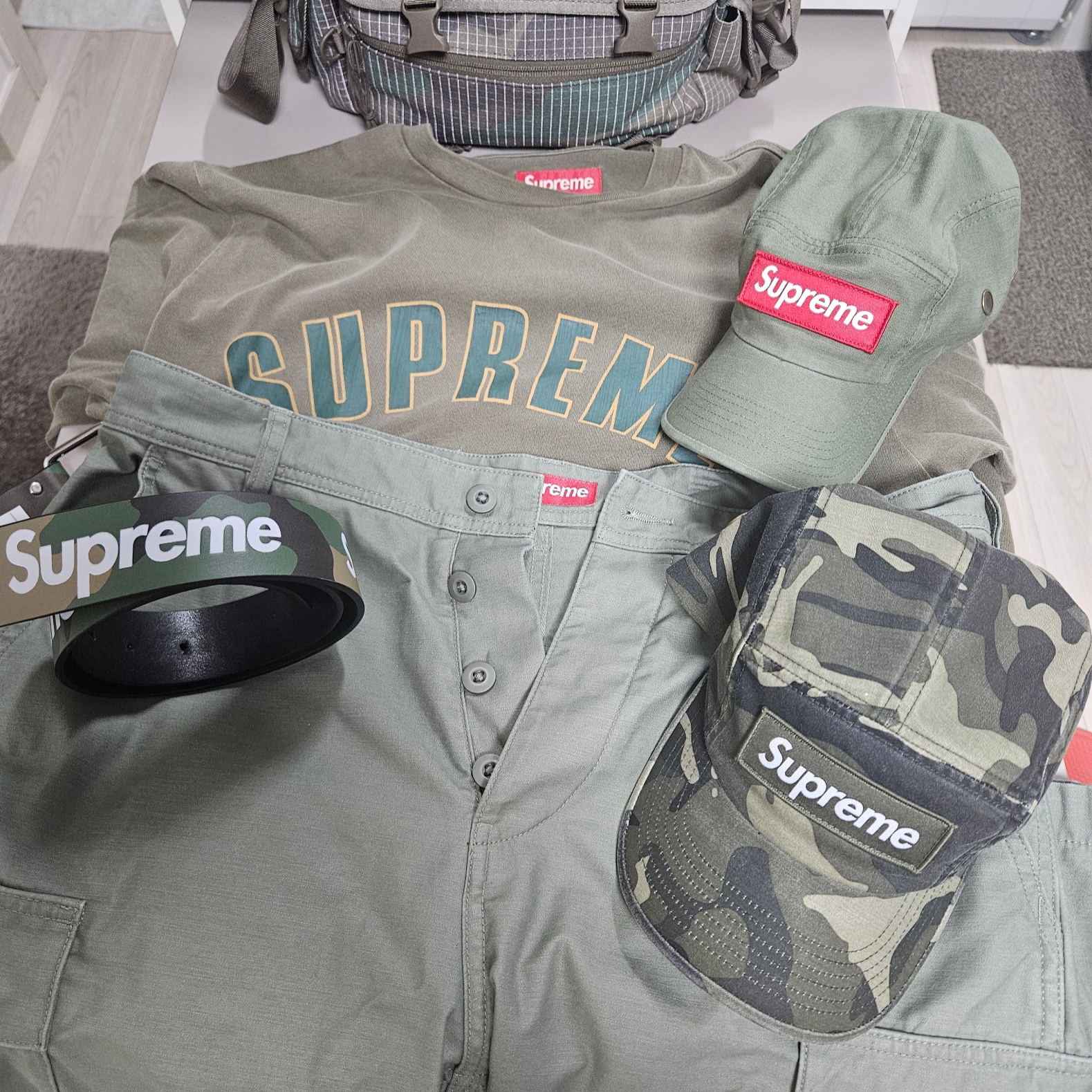 Supreme Cargo Pants Olive - 23FW 착용 스타일 - 3