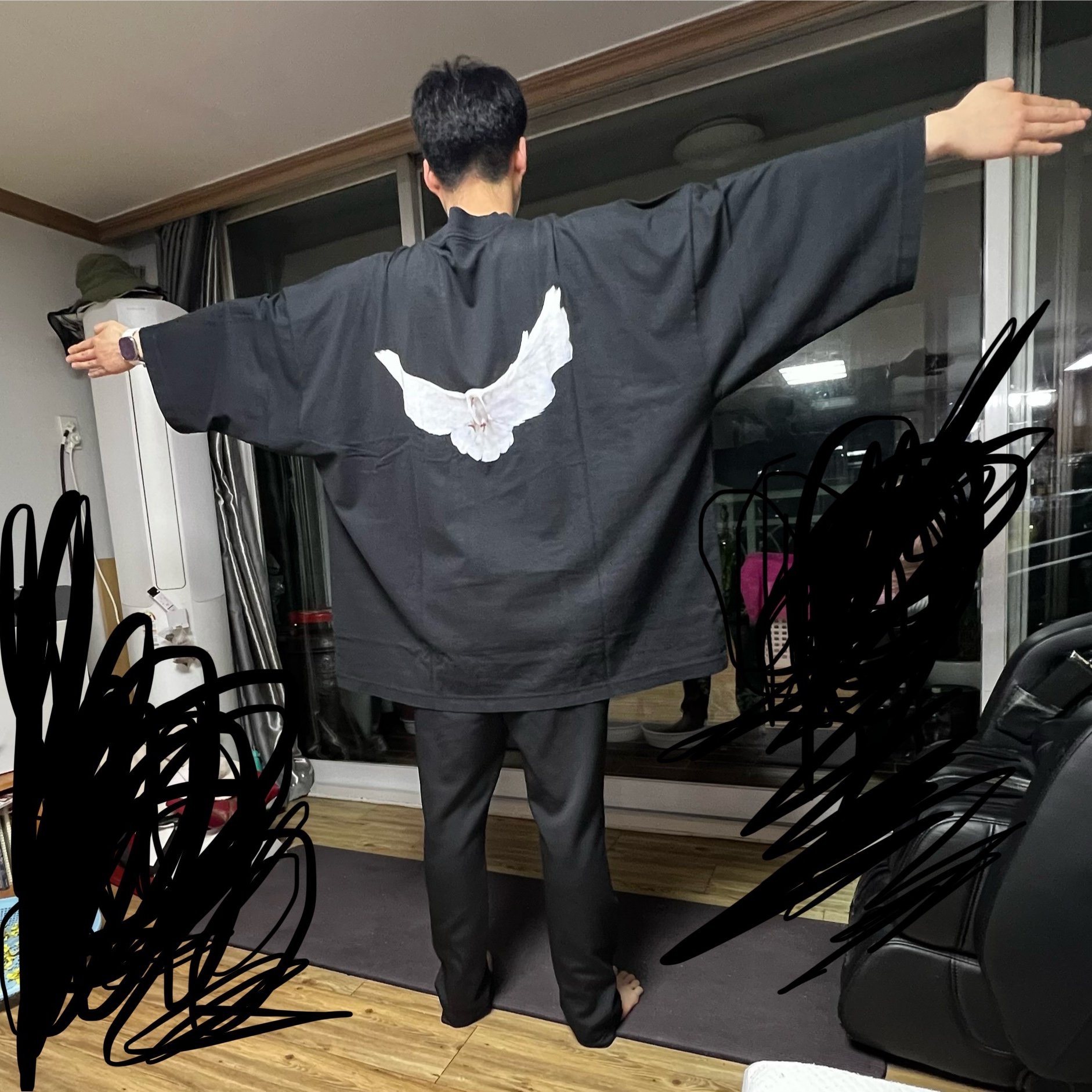 Yeezy Gap Engineered By Balenciaga Dove 3/4 Sleeve T-Shirt Black 착용 스타일