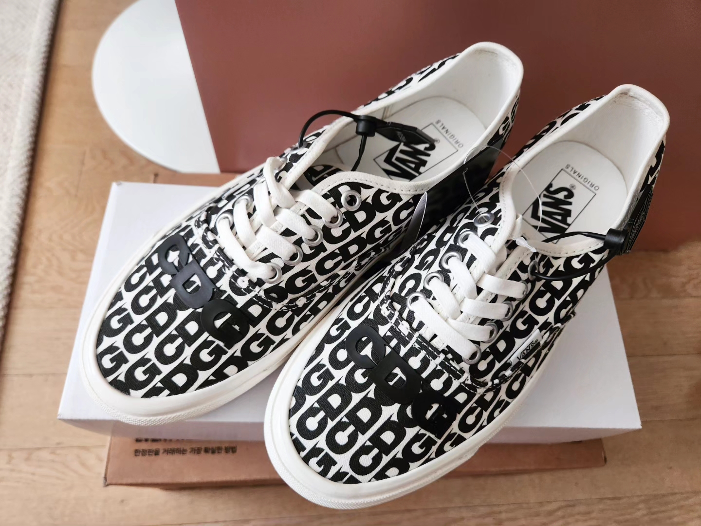 Vans Vault x CDG OG Authentic LX White Black 착용 스타일 - 3