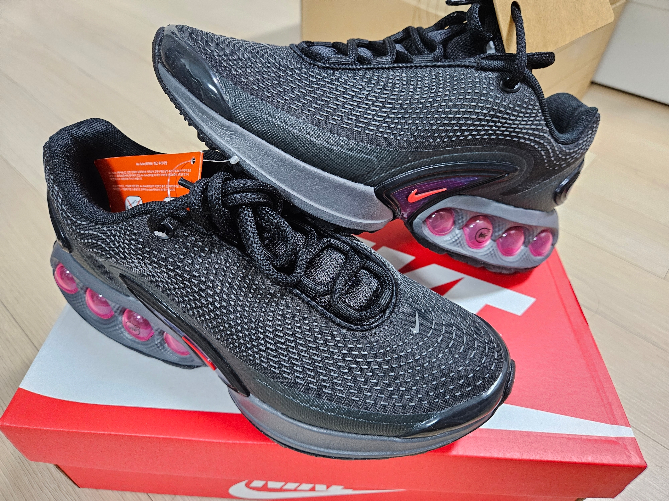 Nike Air Max Dn Black Light Crimson 착용 스타일