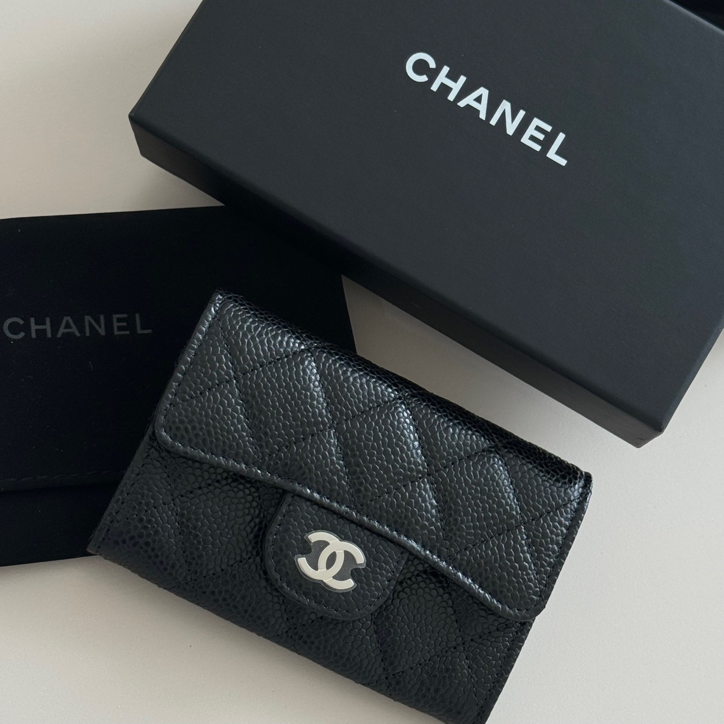 Chanel Classic Card Holder Grained Calfskin & Silver Black 착용 스타일