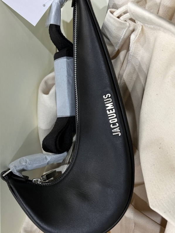 Jacquemus x Nike Le sac Small Swoosh Bag Dark Brown 착용 스타일