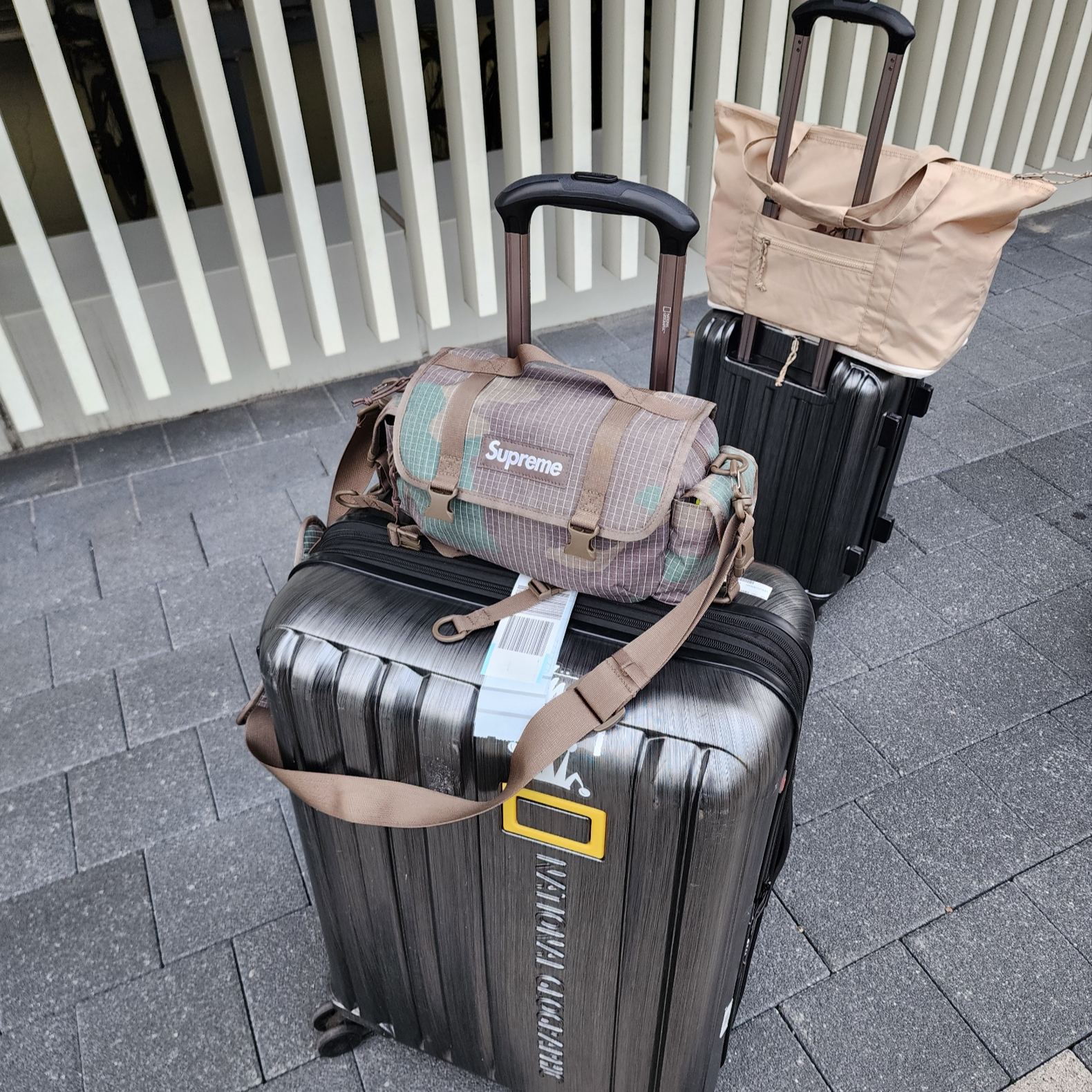 Supreme Mini Duffle Bag Woodland Camo - 24SS 착용 스타일 - 2
