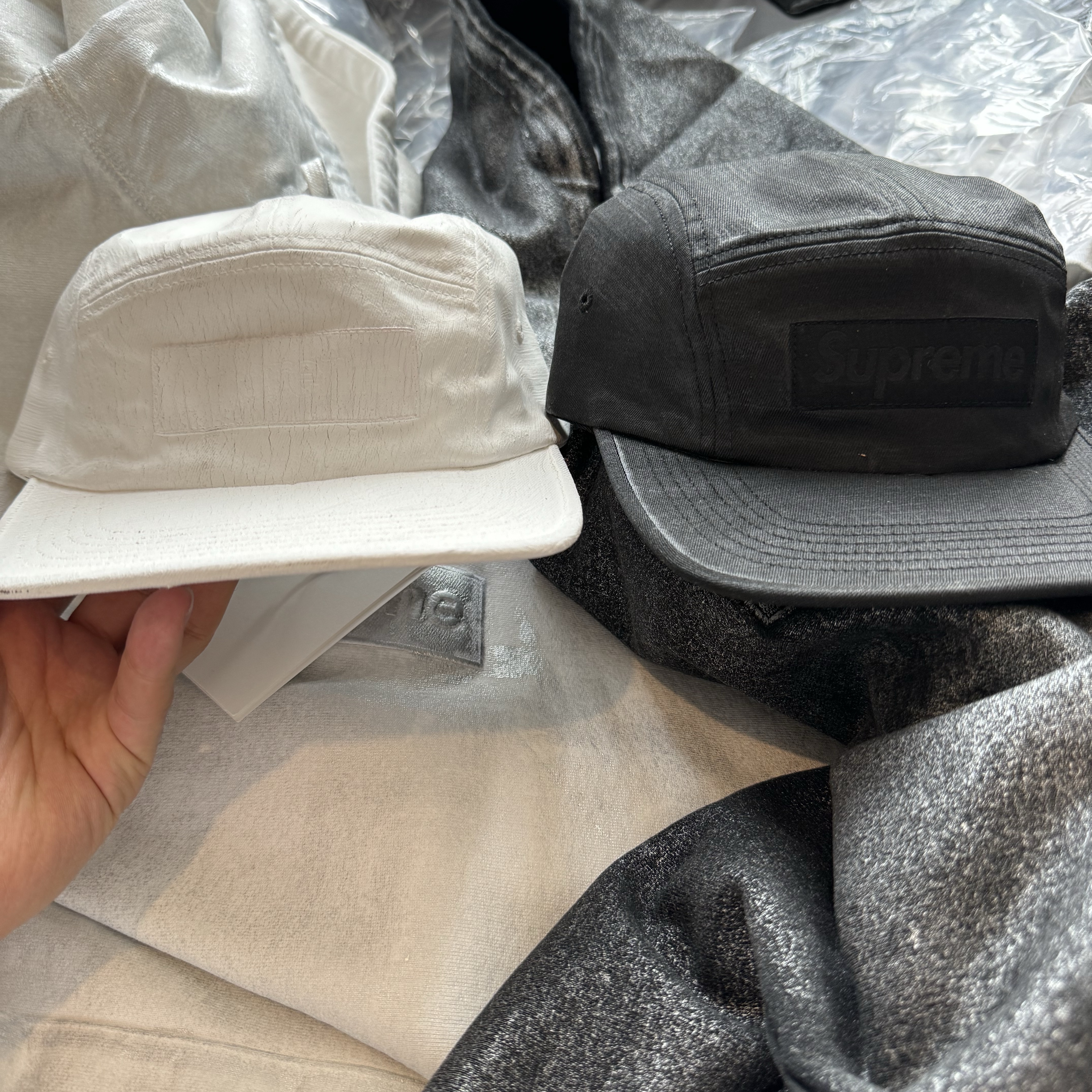 Supreme x MM6 Maison Margiela Painted Camp Cap Black - 24SS, Supreme x MM6 Maison Margiela Painted Camp Cap White - 24SS 착용 스타일