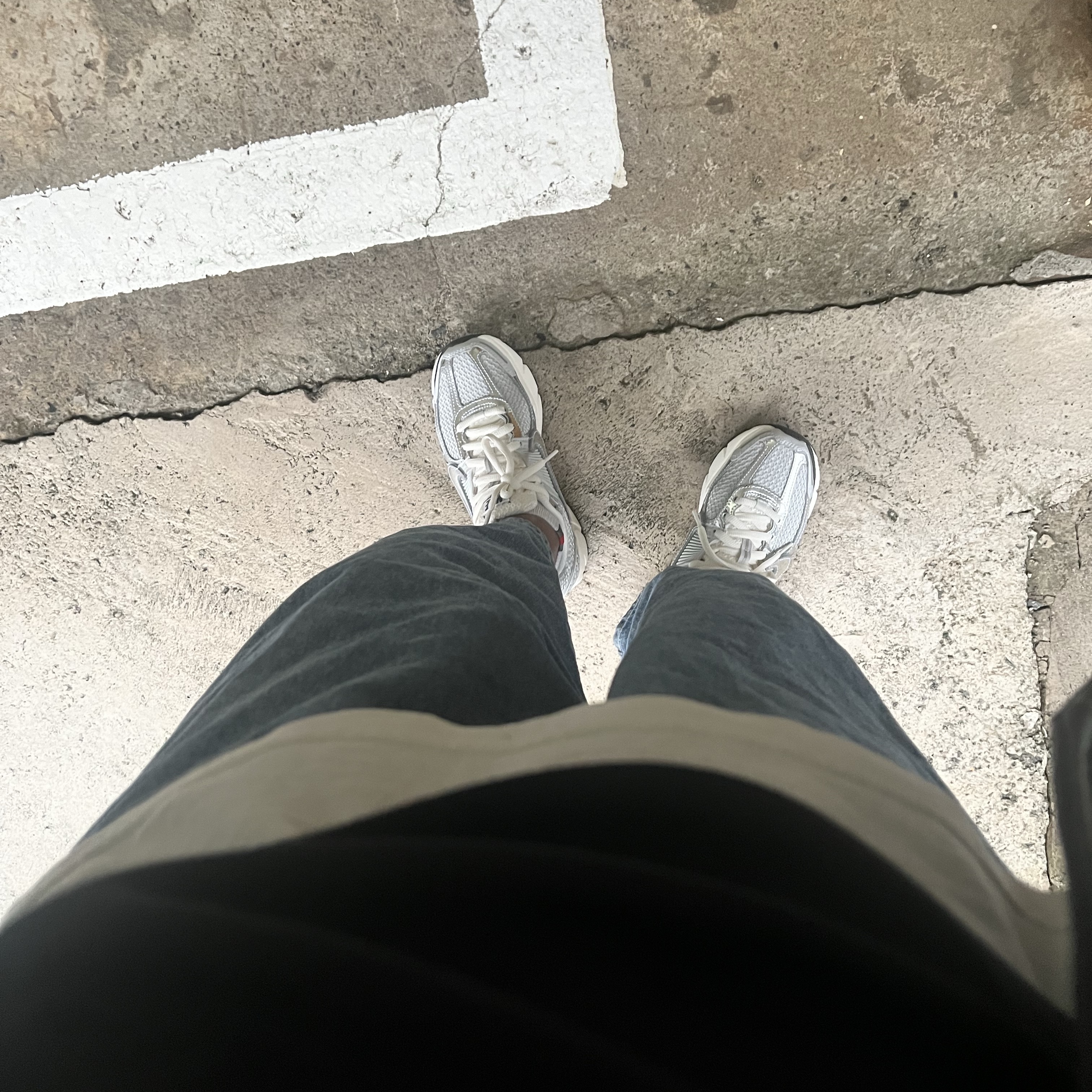 (W) Nike Zoom Vomero 5 Photon Dust and Metallic Silver 착용 스타일