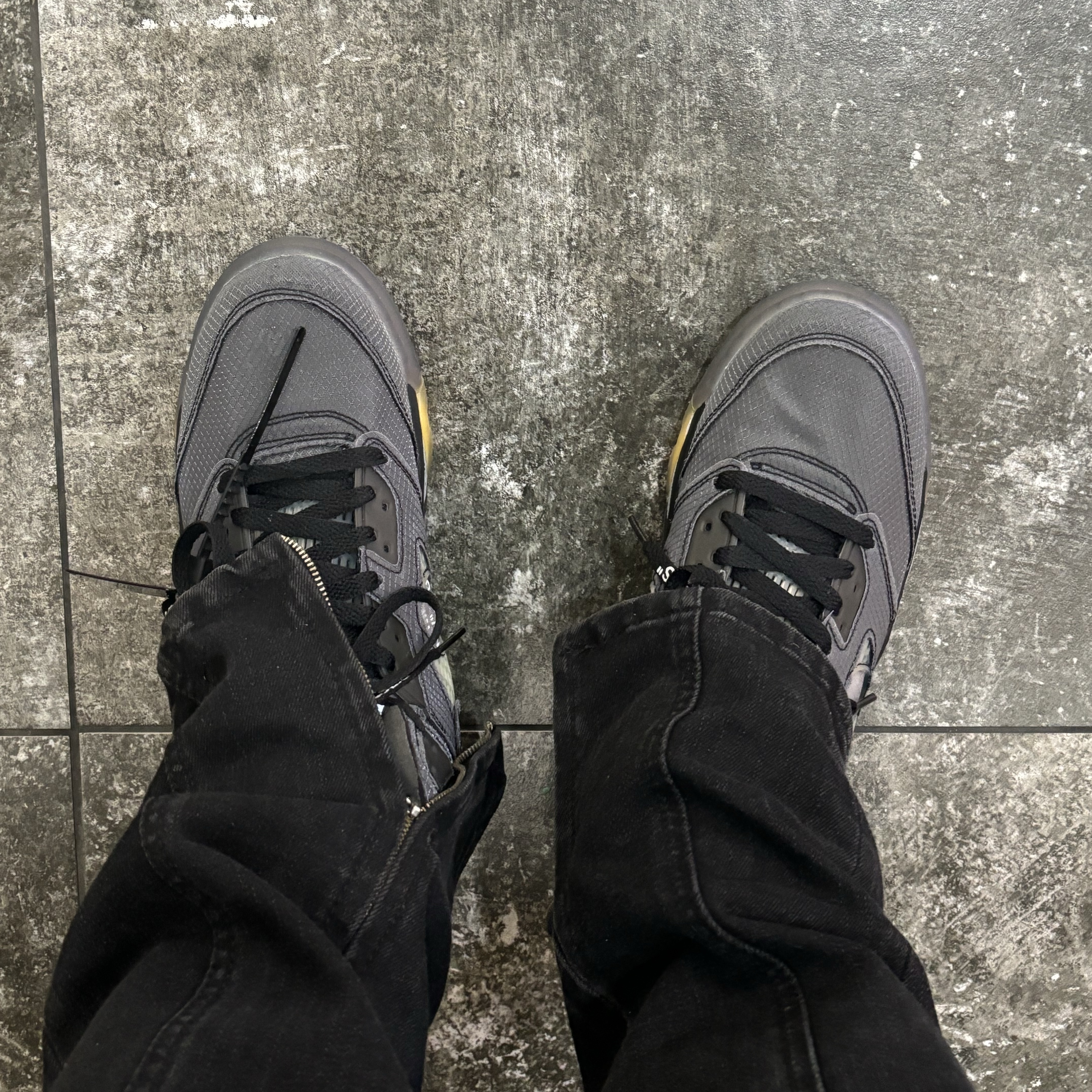 Jordan 5 x Off-White Retro SP Black Muslin 착용 스타일 - 2