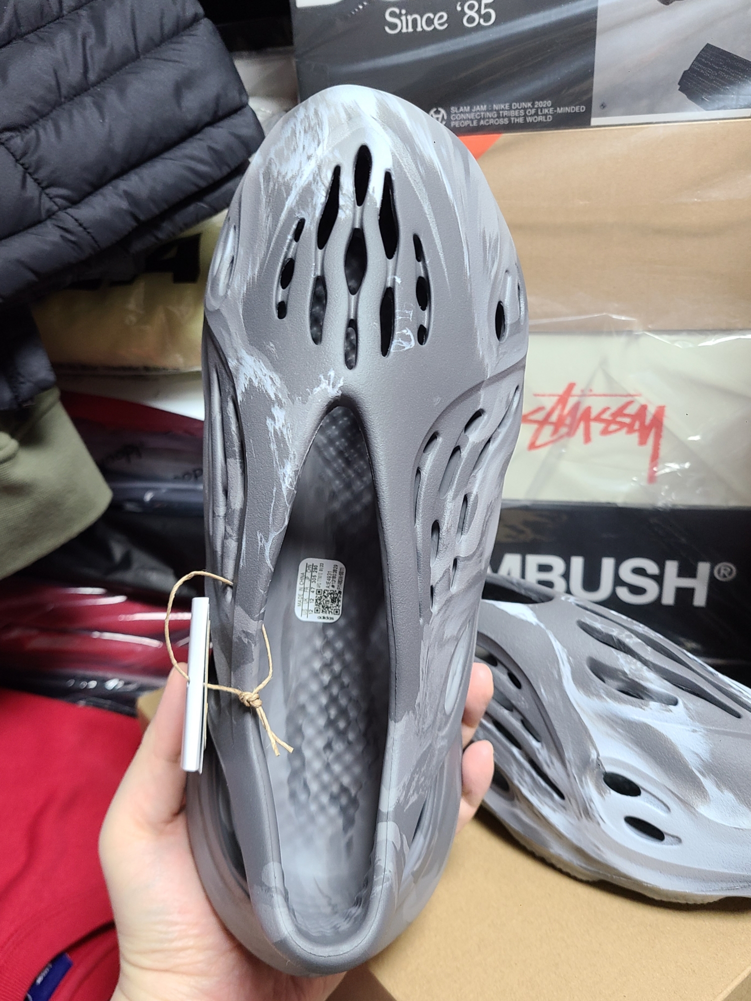 Adidas Yeezy Foam RNNR MX Granite 착용 스타일 - 3