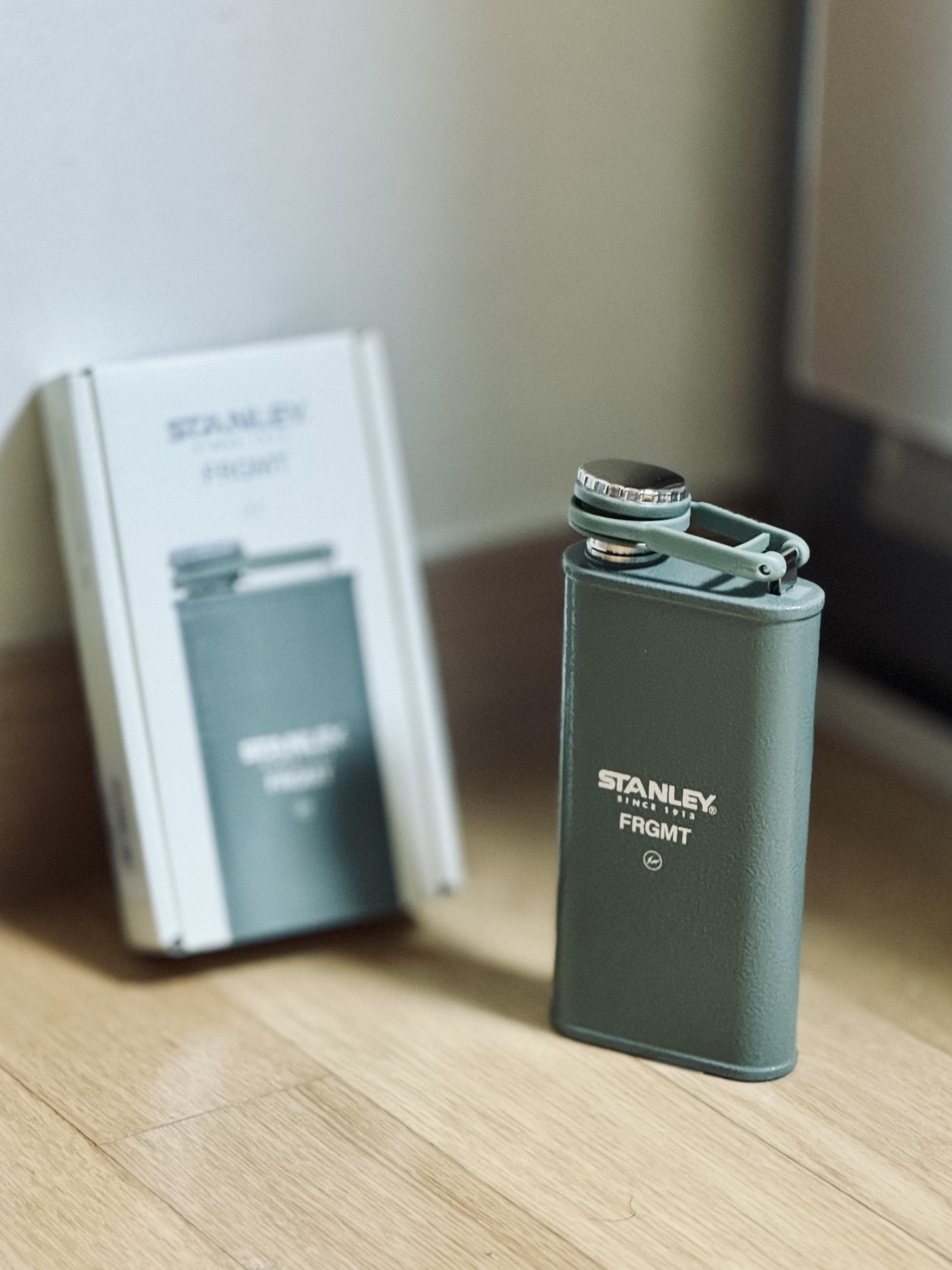Stanley x Fragment Classic Flask 230ml Hammertone Green 착용 스타일