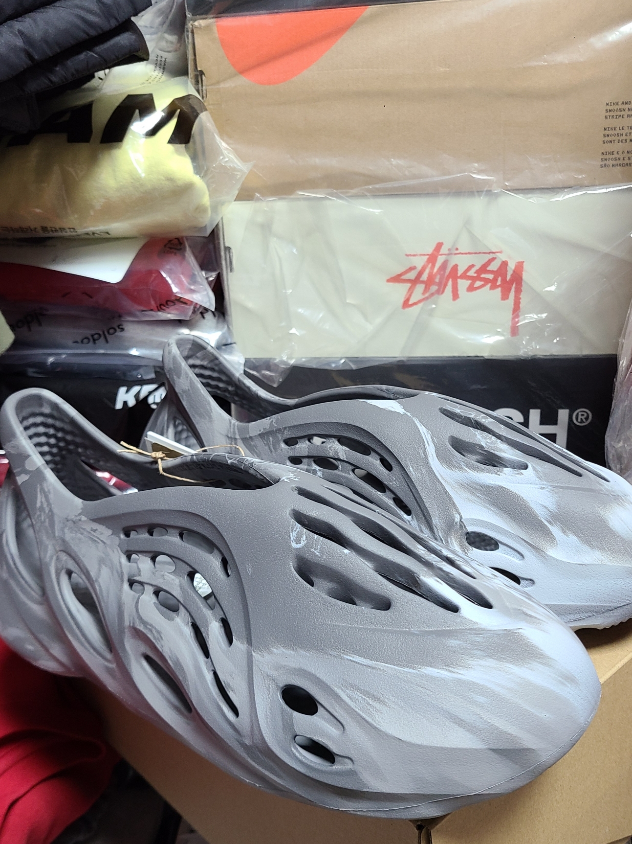 Adidas Yeezy Foam RNNR MX Granite 착용 스타일 - 1