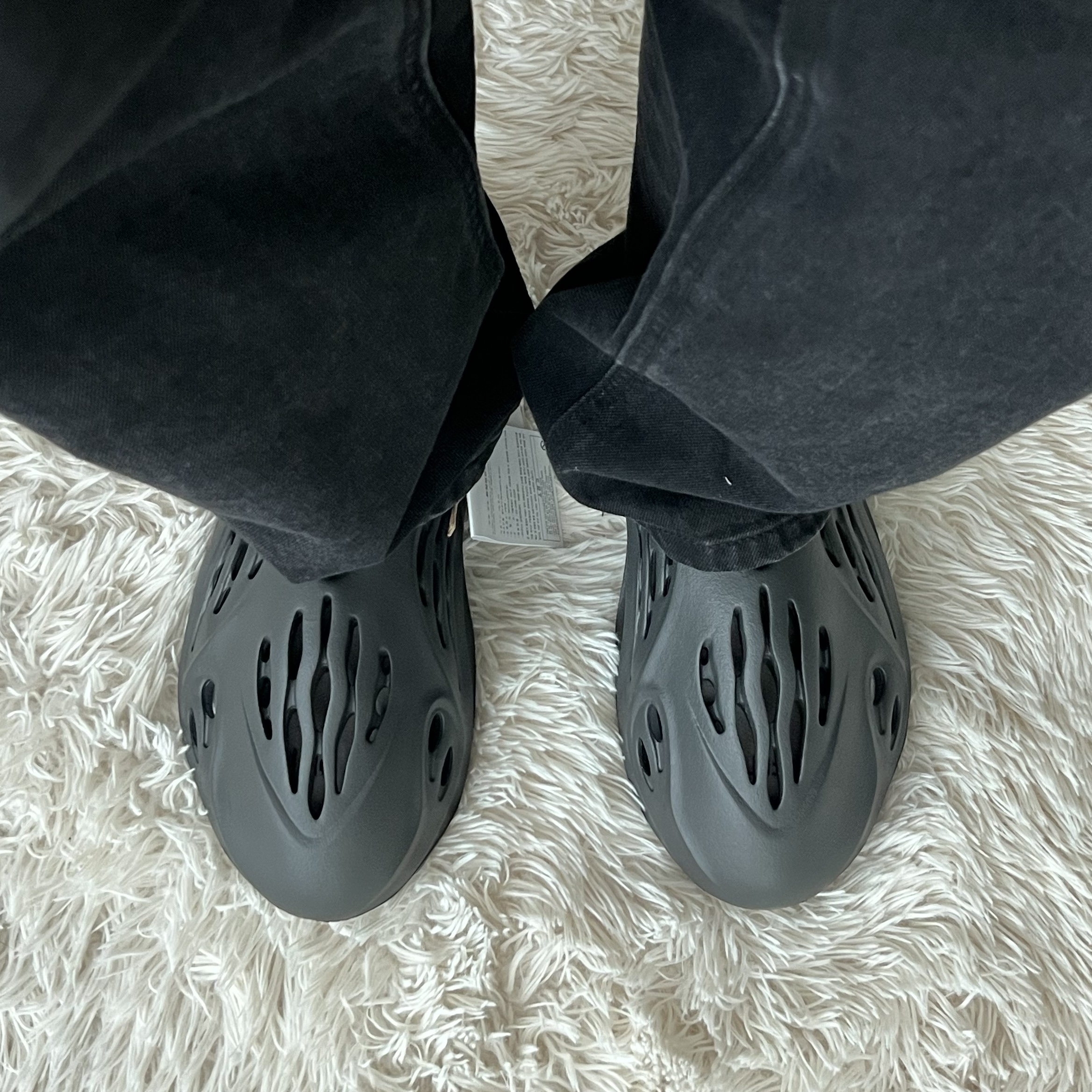 Adidas Yeezy Foam RNNR Onyx 착용 스타일