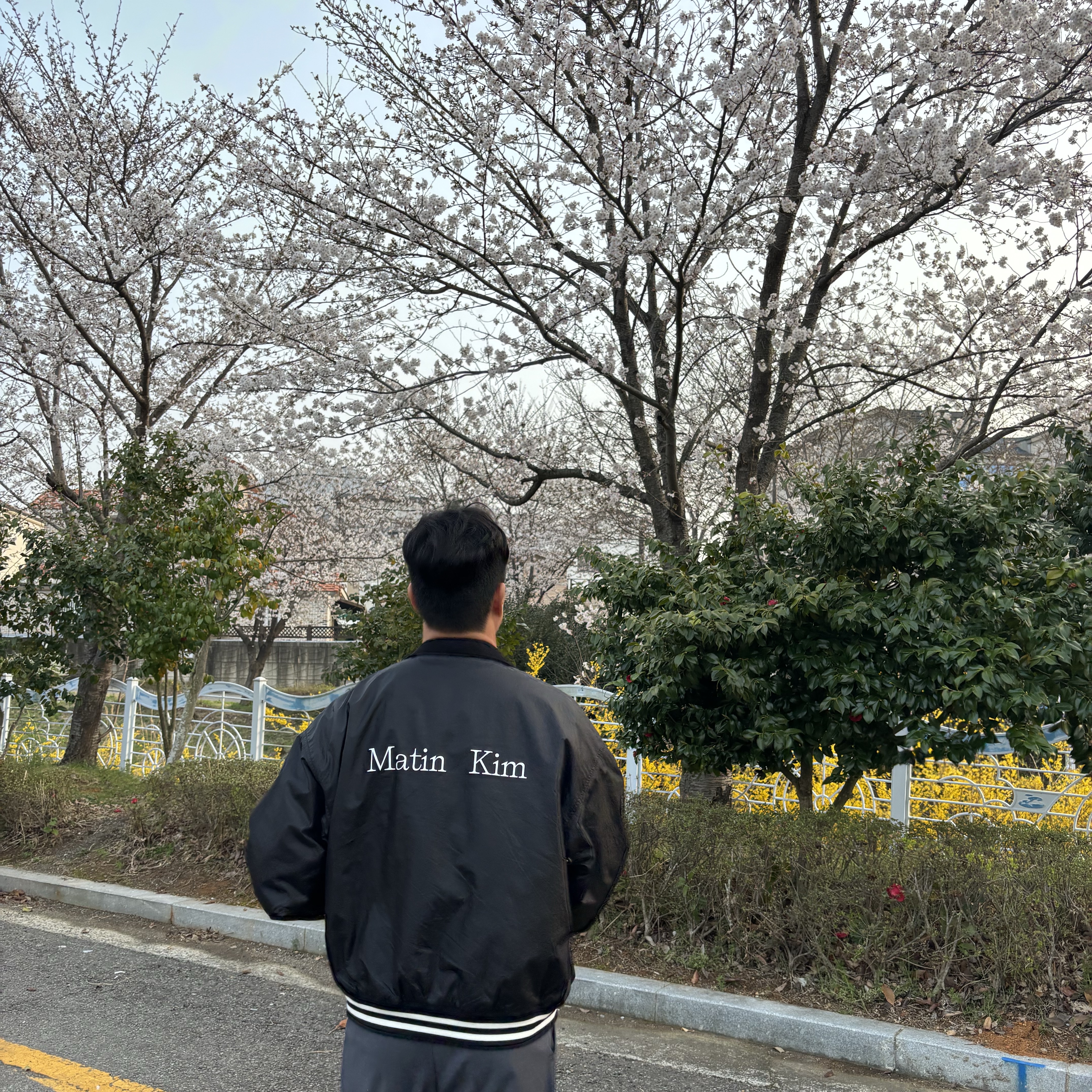 (W) Matin Kim Reversible Coating Track Jumper Black 착용 스타일 - 1