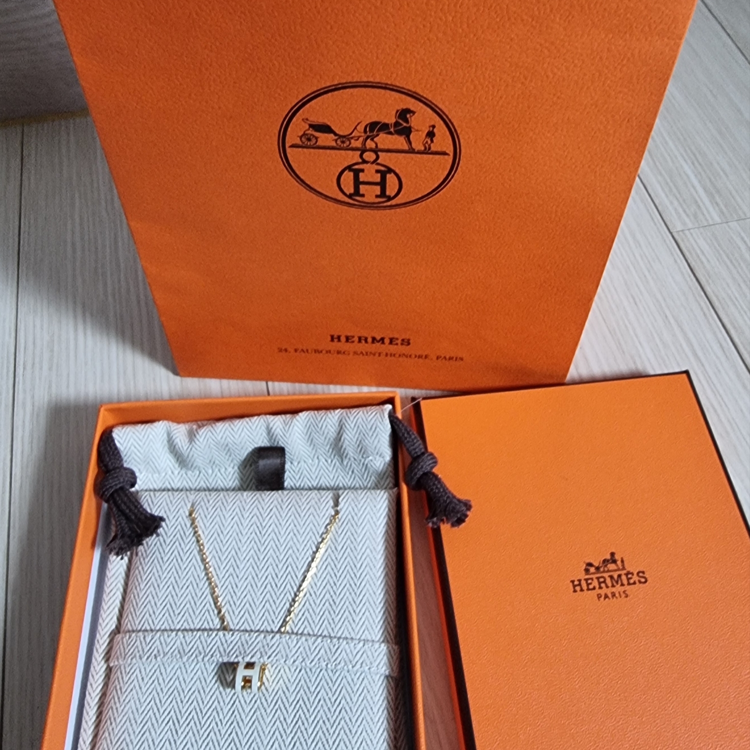 (W) Hermes Mini Pop H Pendant Gold & Blanc 착용 스타일