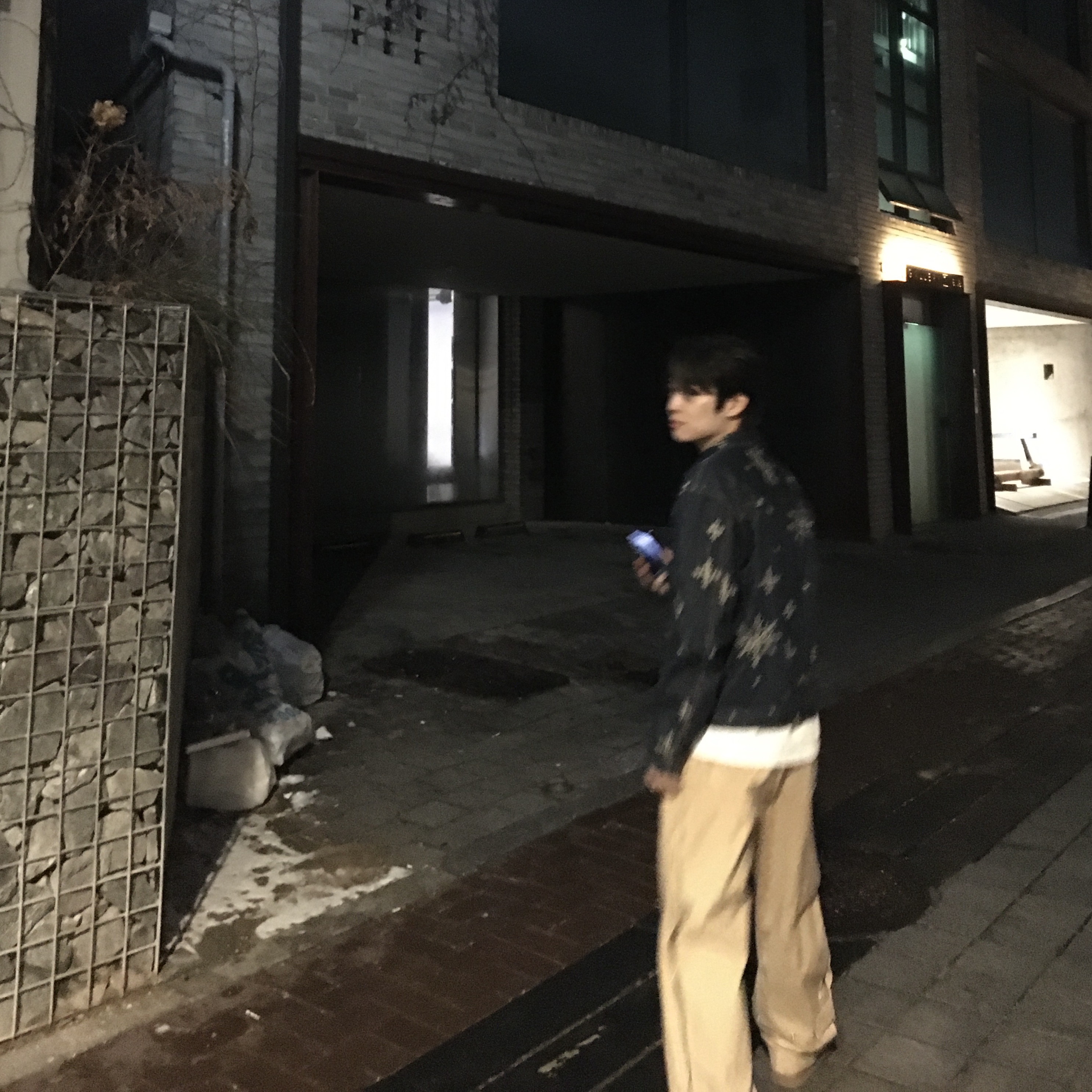 Our Legacy Ladon Leather Keychain Black, Nonnod Flexible Pants Beige 착용 스타일 - 3