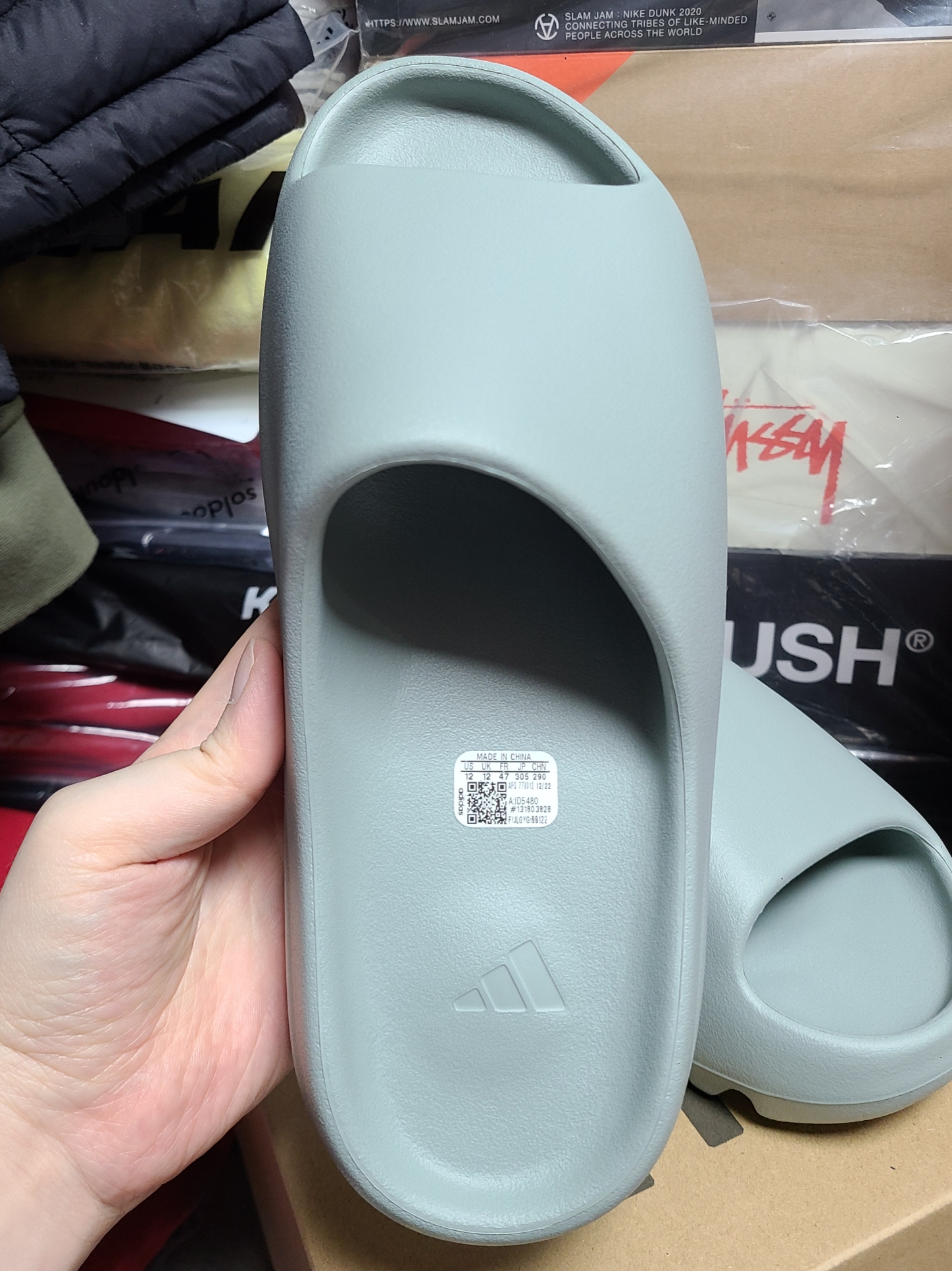 Adidas Yeezy Slide Salt 착용 스타일 - 1