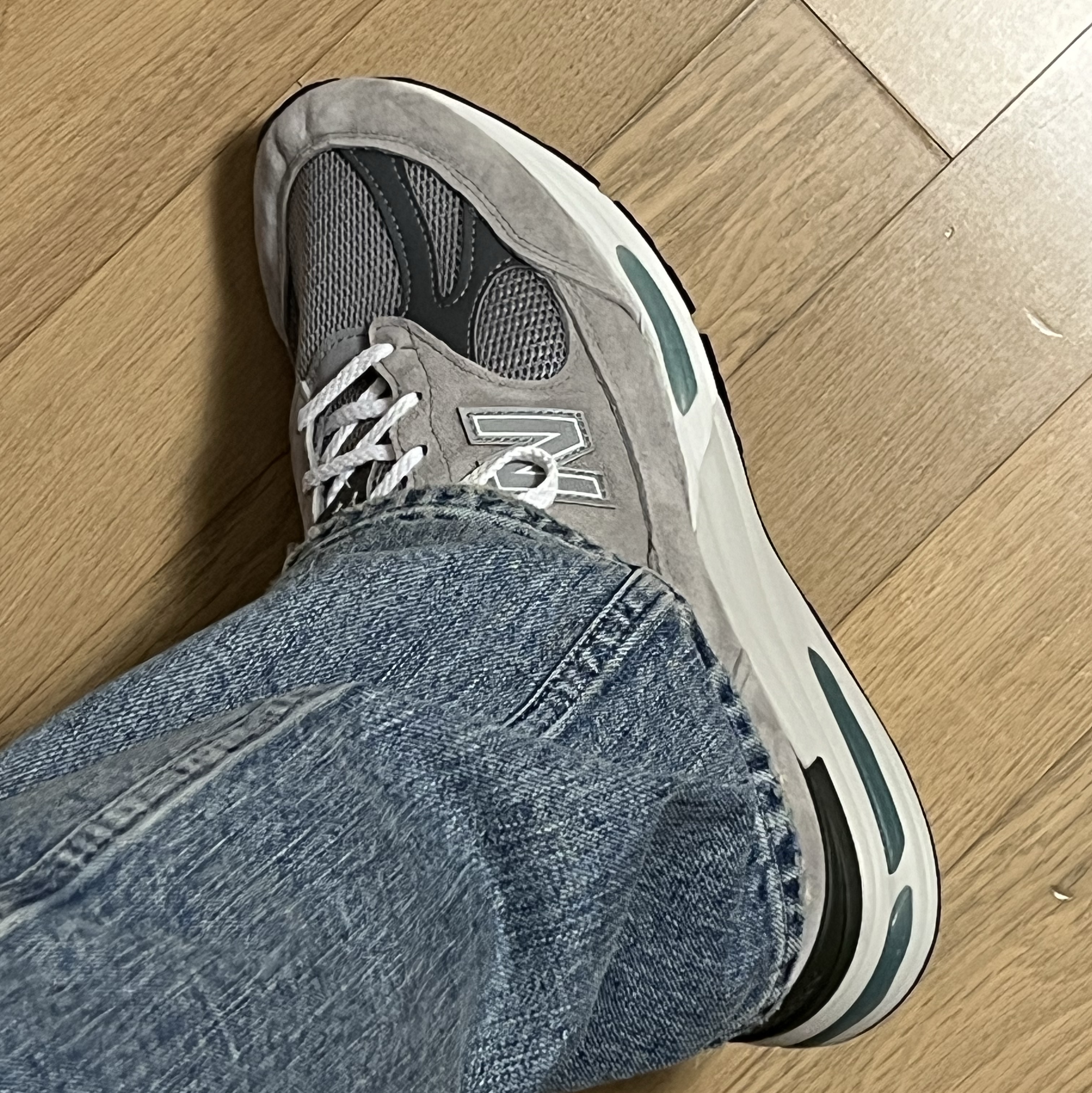 New Balance 991v2 Made in UK Rock Ridge Alloy Silver 착용 스타일
