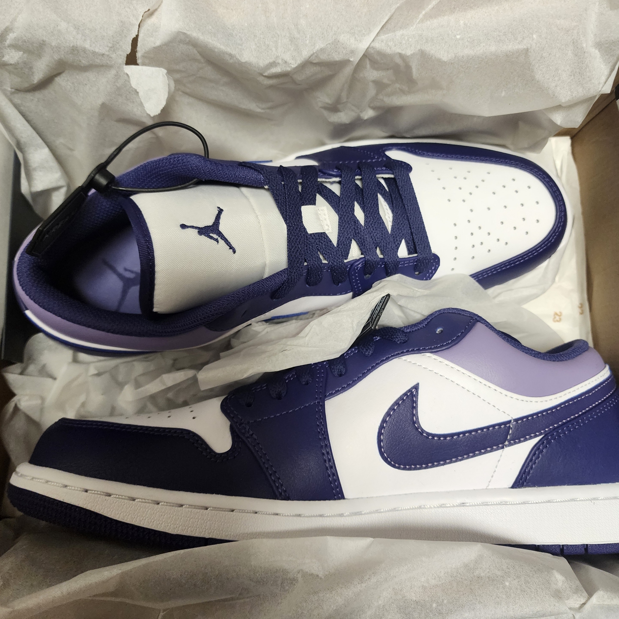 Jordan 1 Low Sky J Purple White 착용 스타일 - 1