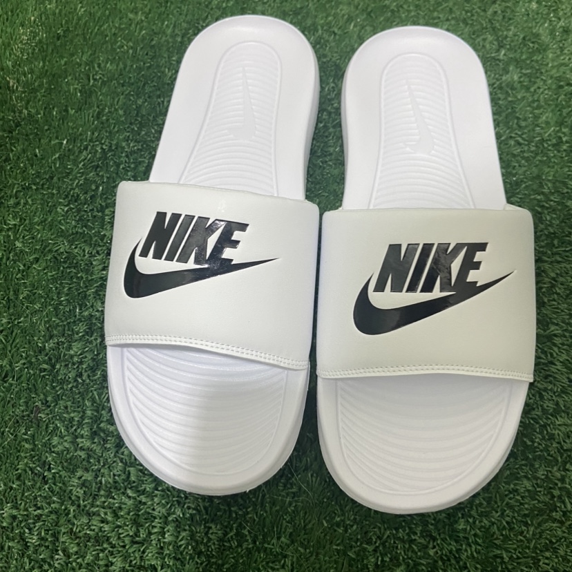 Nike Victori One Slide White Black 착용 스타일