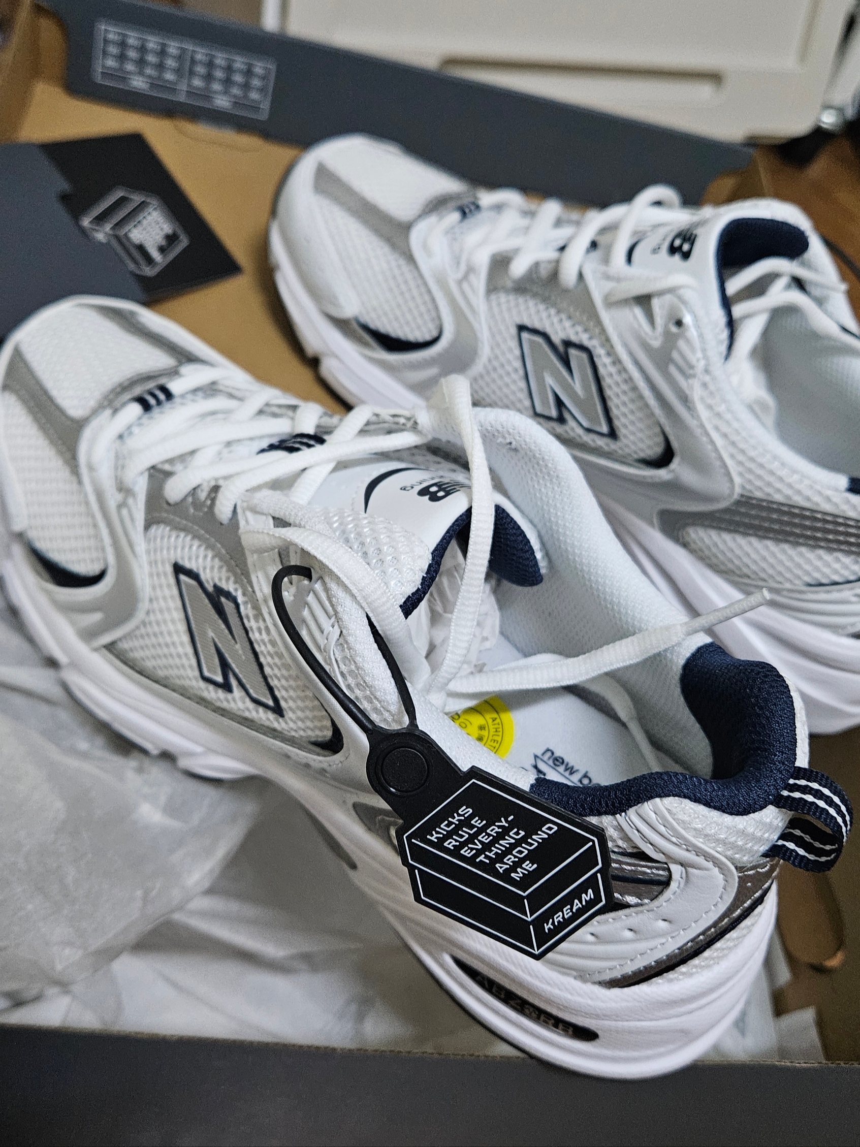 New Balance 530 White 착용 스타일 - 1