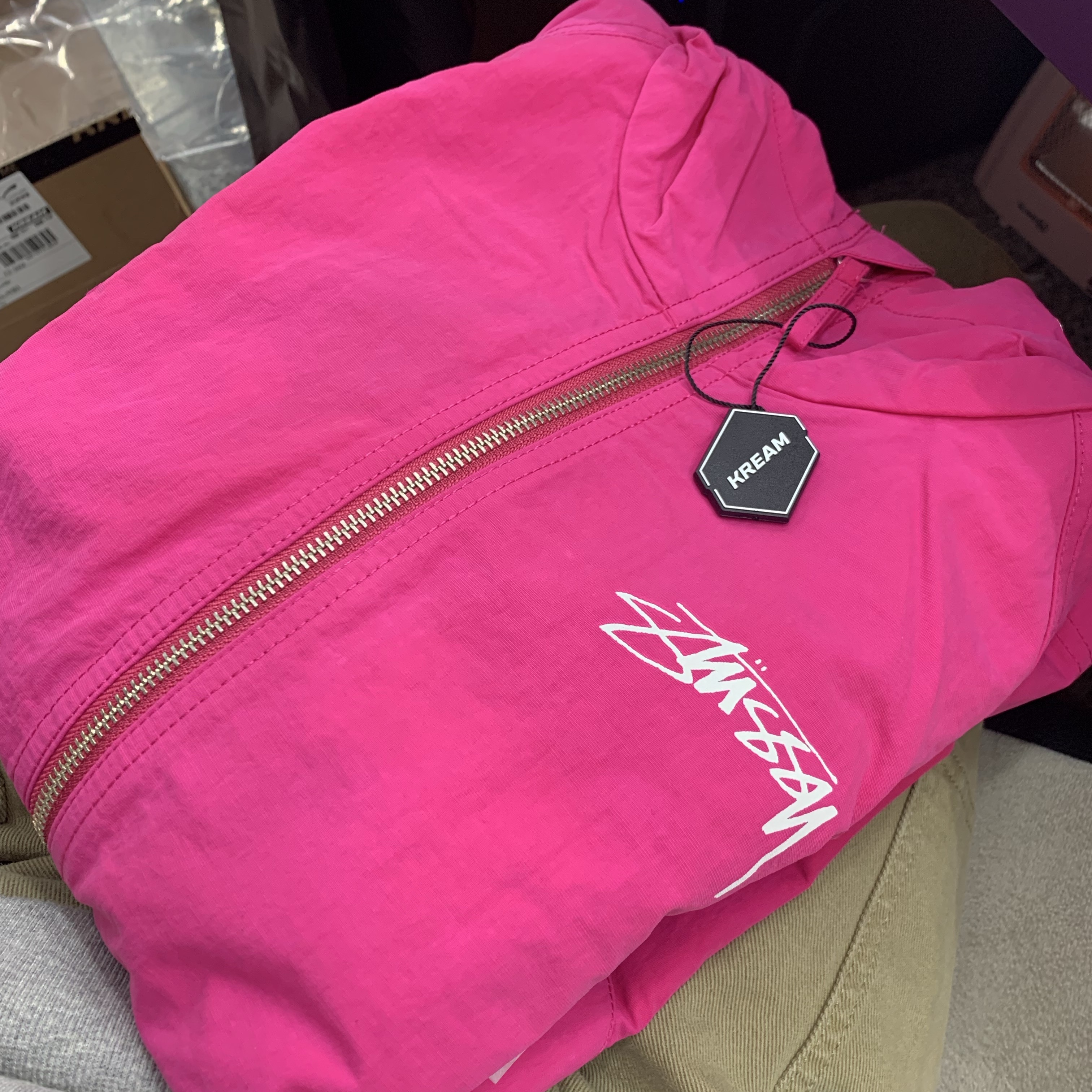 Stussy Wave Dye Beach Shell Jacket Fuchsia 착용 스타일