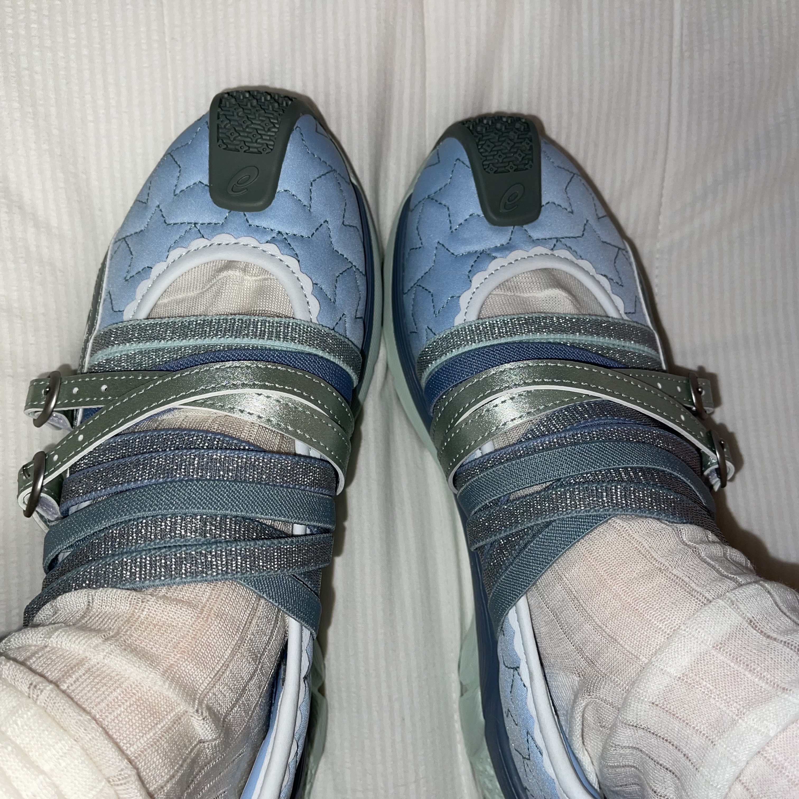 (W) Asics x Kiko Kostadinov x Heaven by Marc Jacobs Gel-Lokros Faded Denim Pale Aqua 착용 스타일 - 4