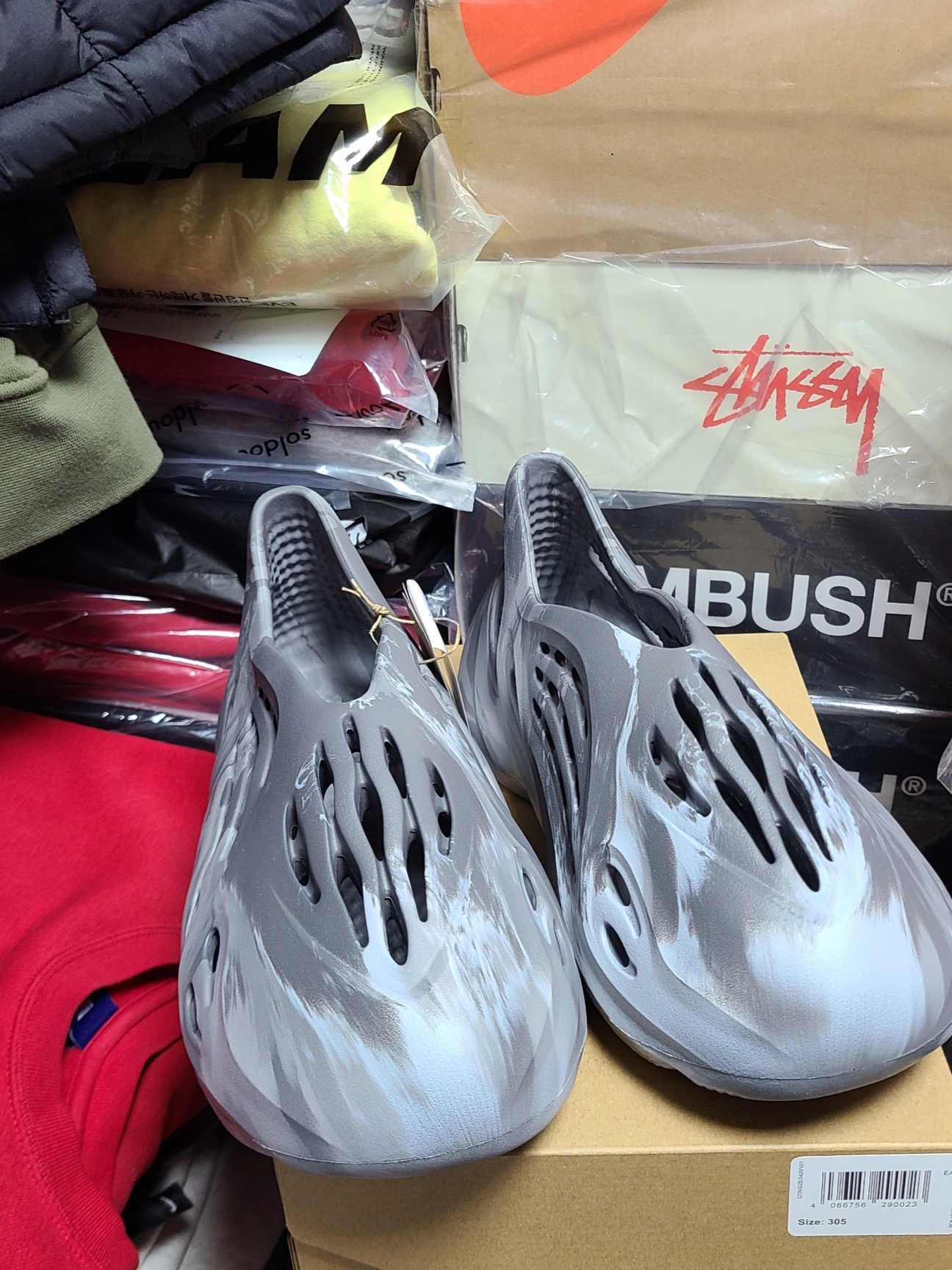 Adidas Yeezy Foam RNNR MX Granite 착용 스타일 - 2