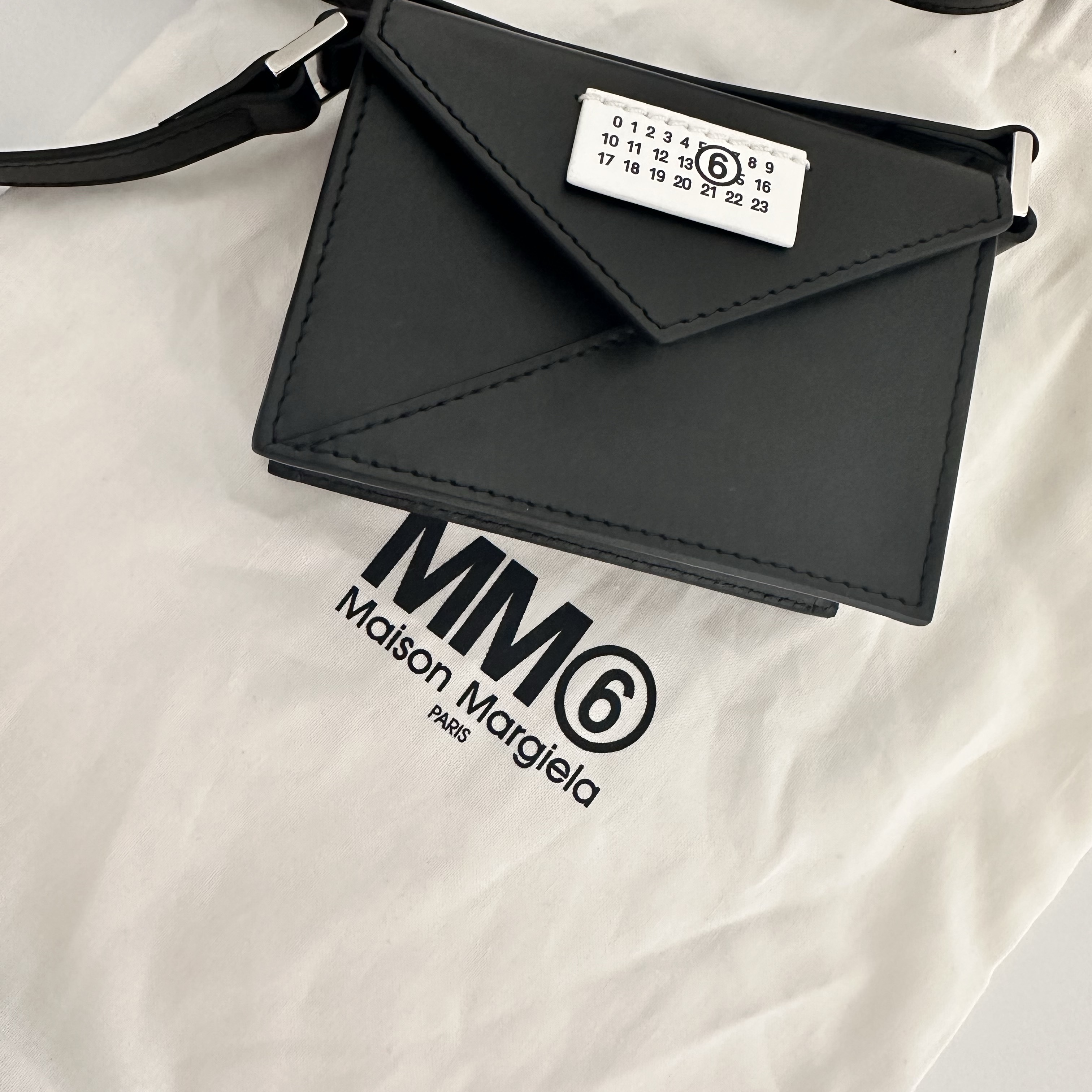 MM6 Maison Margiela Numbers Logo Mini Crossbody Bag Black 착용 스타일