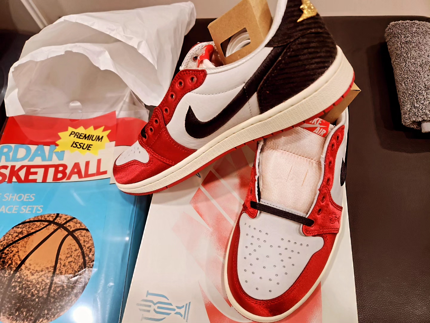 Jordan 1 x Trophy Room Retro Low OG SP Sail Varsity Red 착용 스타일 - 7