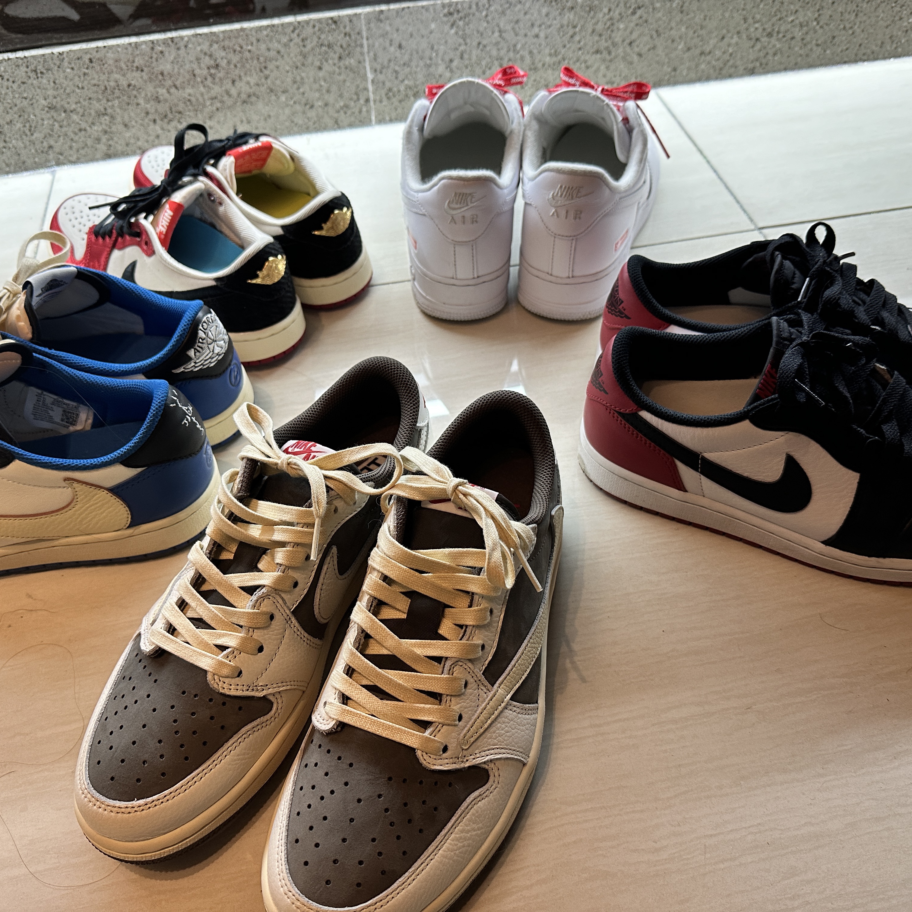 Jordan 1 x Trophy Room Retro Low OG SP Sail Varsity Red, Jordan 1 x Travis Scott Retro Low OG SP Sail and Ridgerock 착용 스타일 - 2