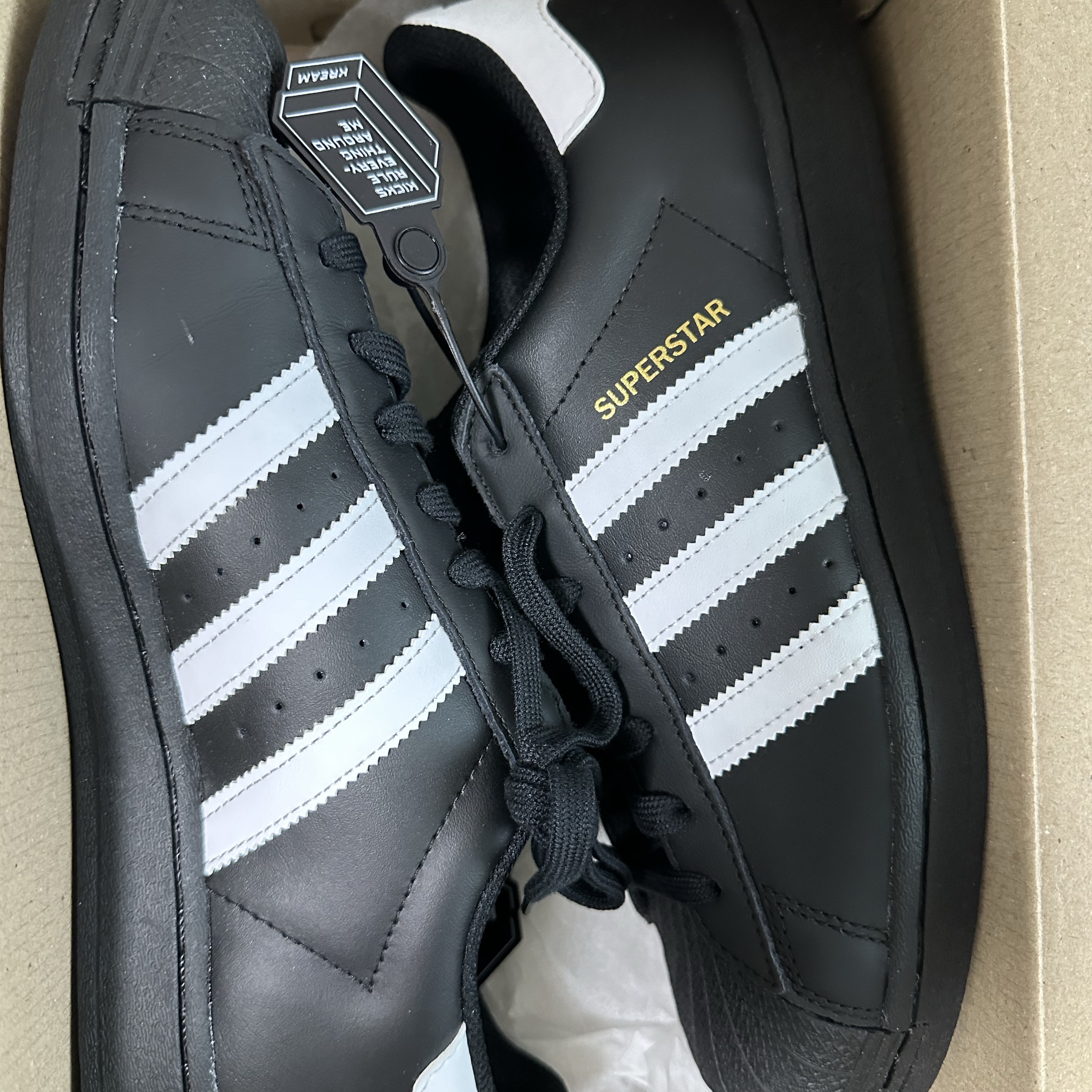Adidas Superstar Core Black White 착용 스타일