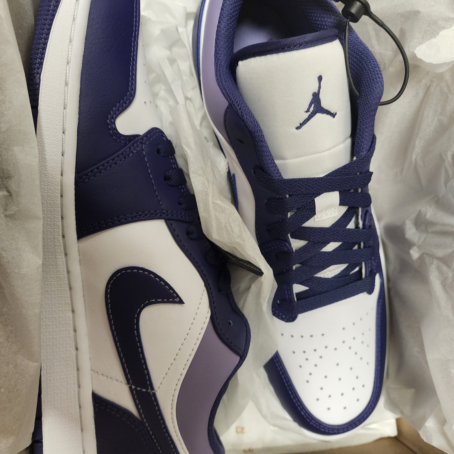 Jordan 1 Low Sky J Purple White 착용 스타일 - 2