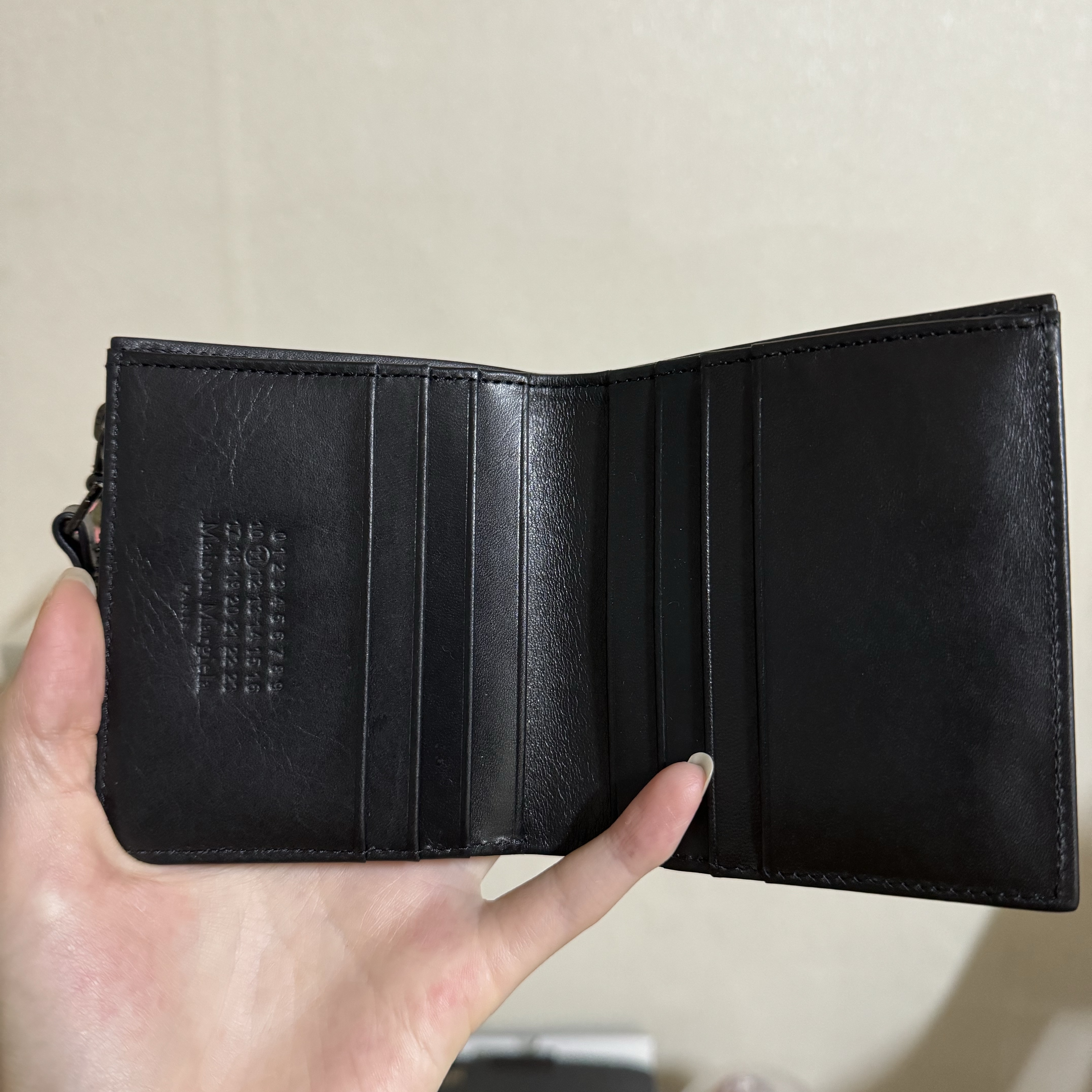 Maison Margiela Folded Leather Wallet Black 착용 스타일 - 2
