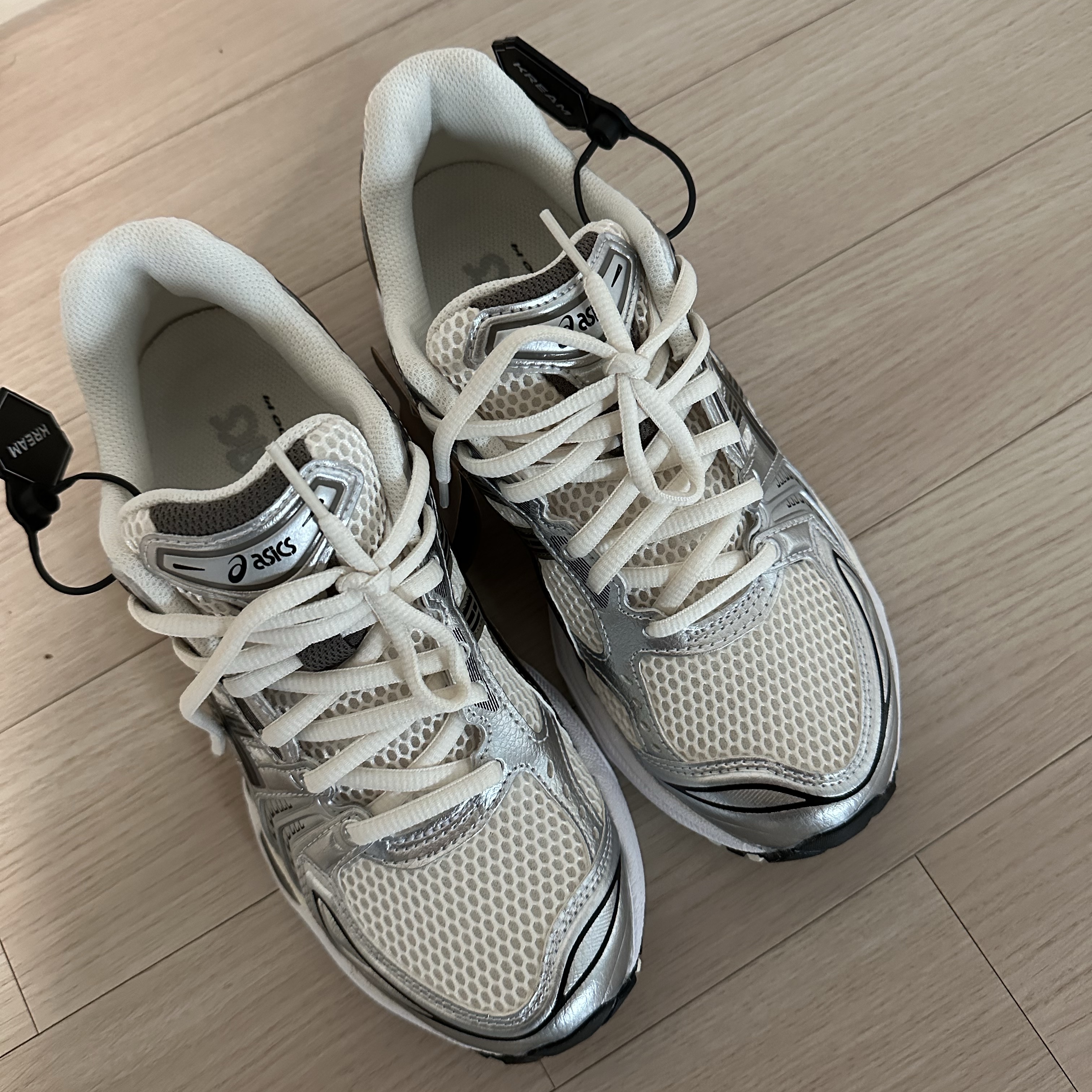 Asics Gel-Kayano 14 Cream Black 착용 스타일