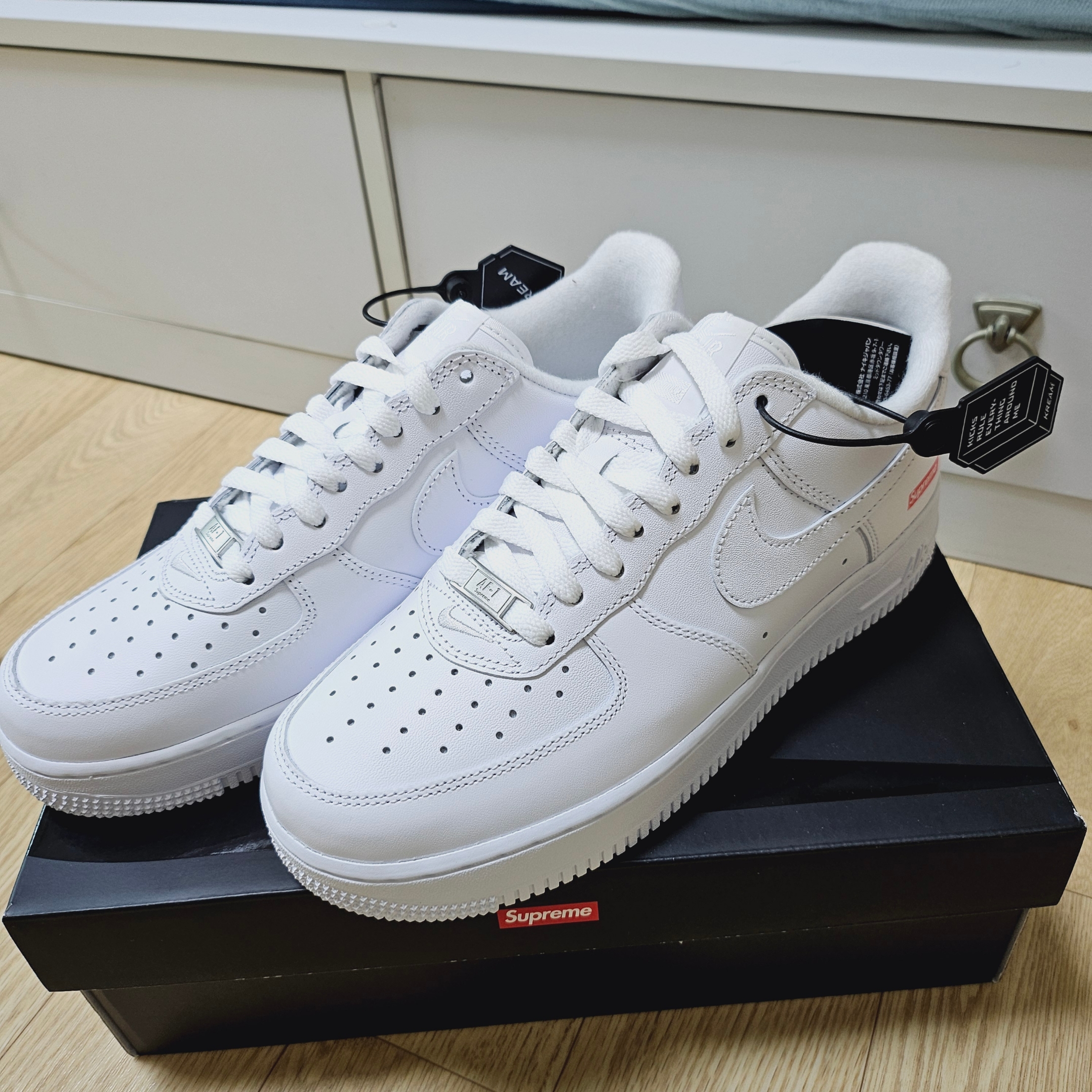 Nike x Supreme Air Force 1 Low White 착용 스타일