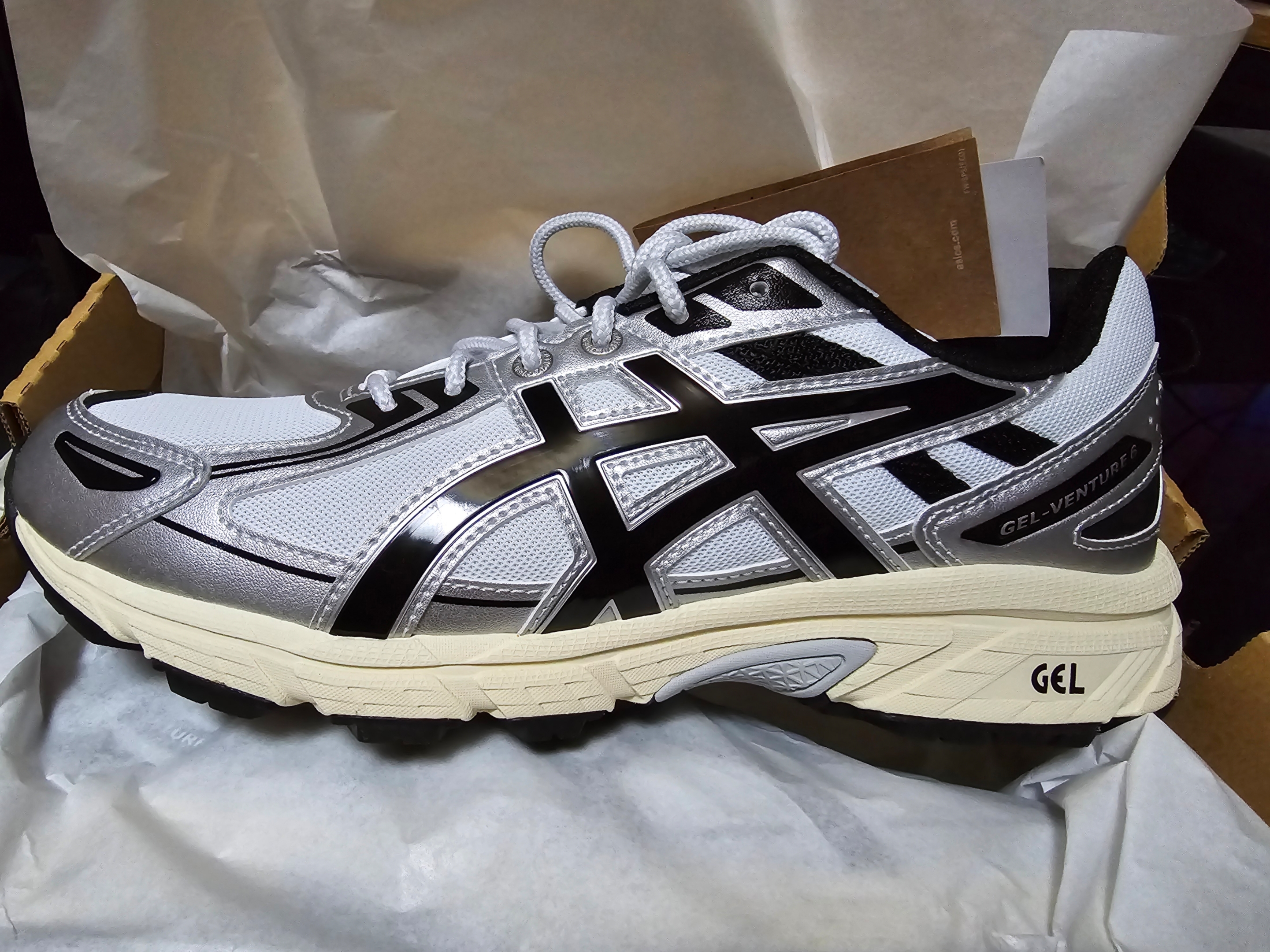 Asics Gel-Venture 6 White Black 착용 스타일