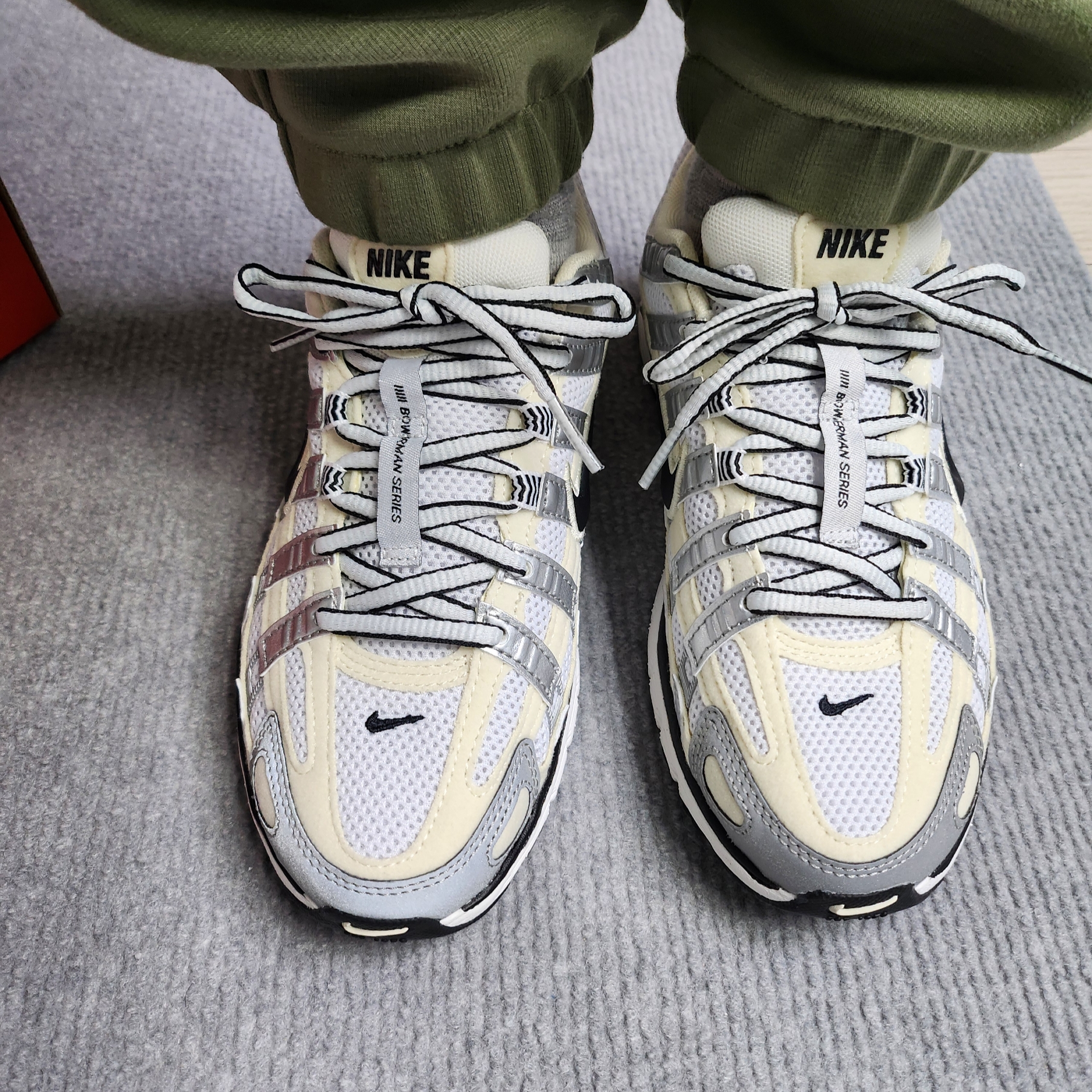 (W) Nike P-6000 Coconut Milk Metallic Silver 착용 스타일 - 4