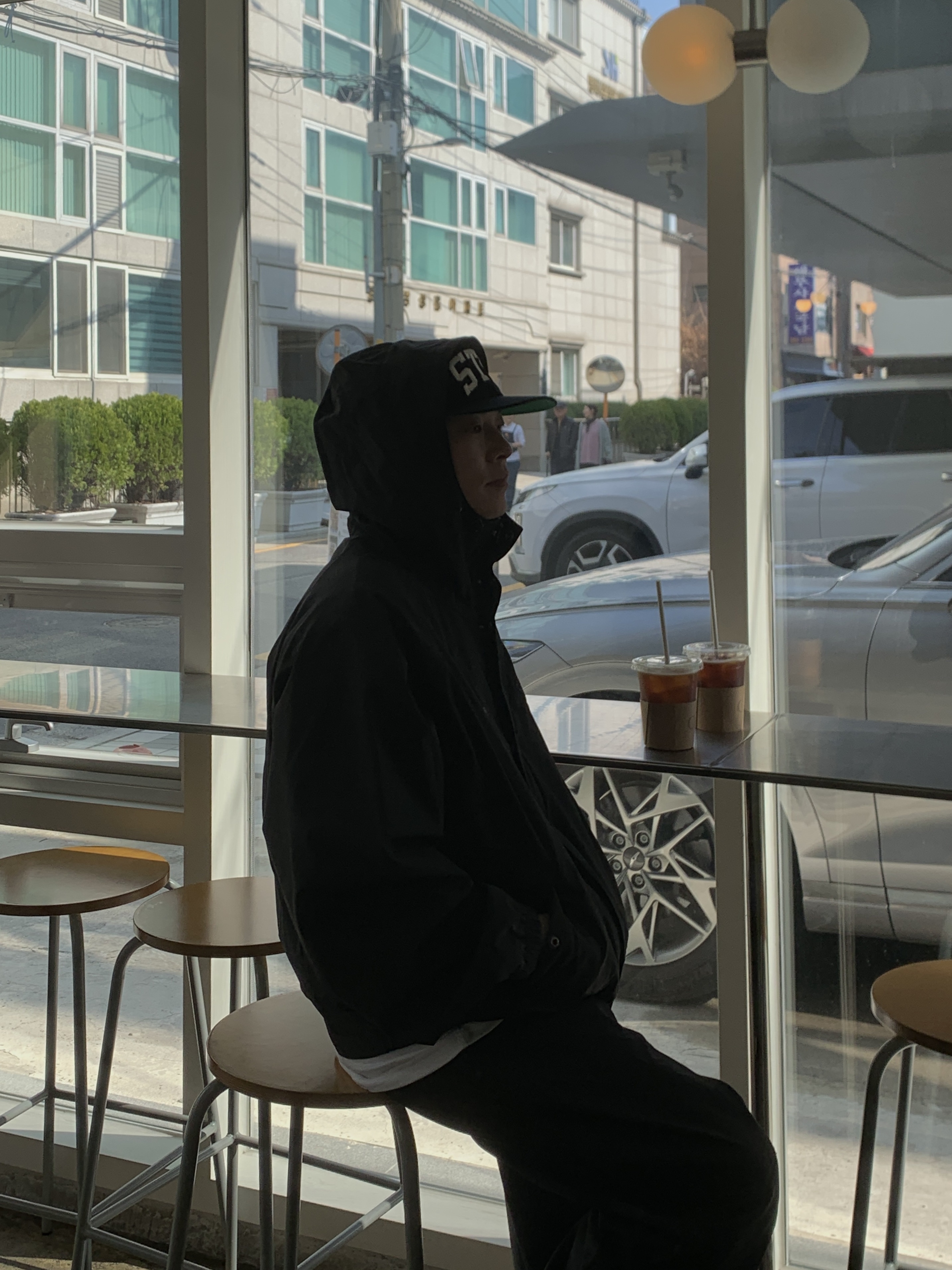Stussy Stu Arch Strapback Cap Black, Thisisneverthat x Grateful Dead SYF Wind Jacket Off Black 착용 스타일 - 2