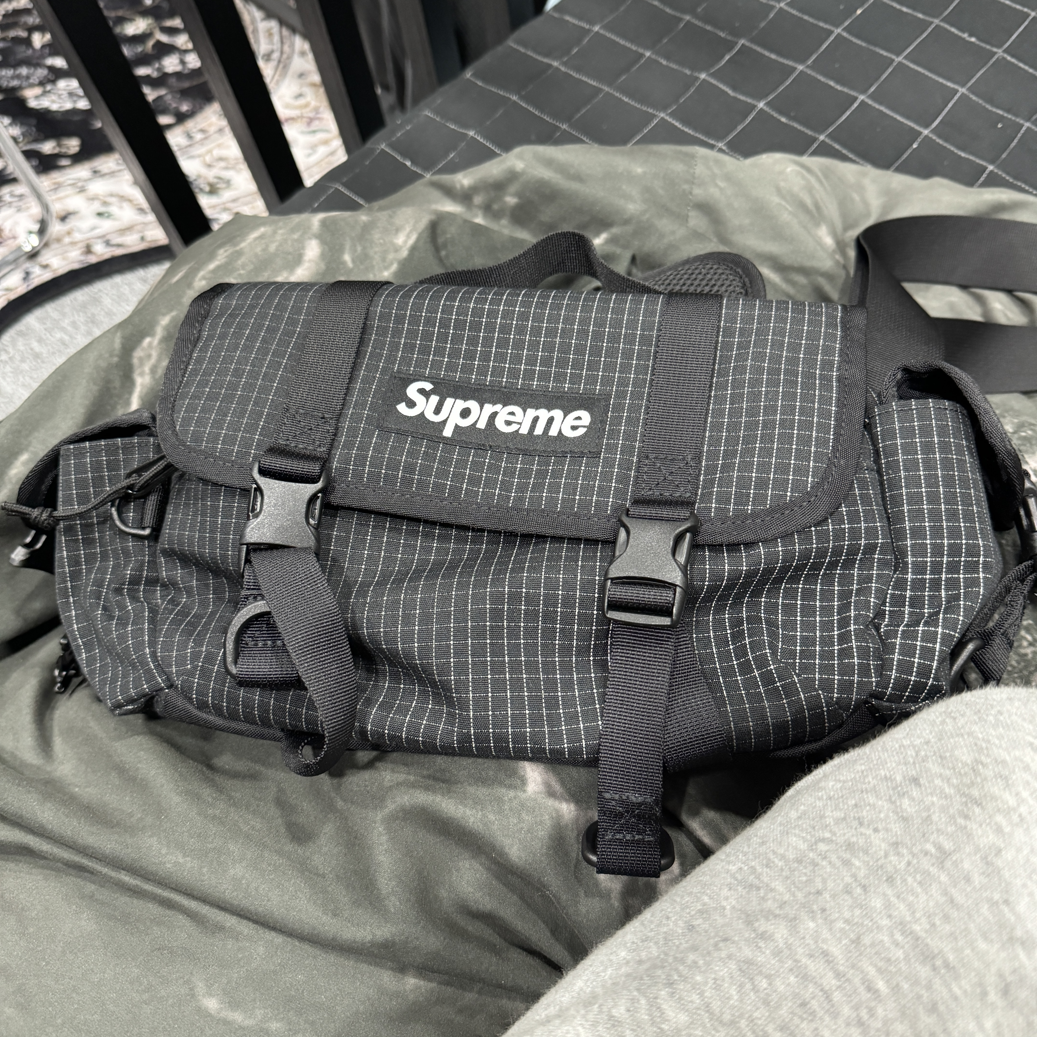 Supreme Mini Duffle Bag Black - 24SS, Supreme Hav-A-Hank Bandanas Multicolor (Set of 3) - 24SS 착용 스타일 - 2