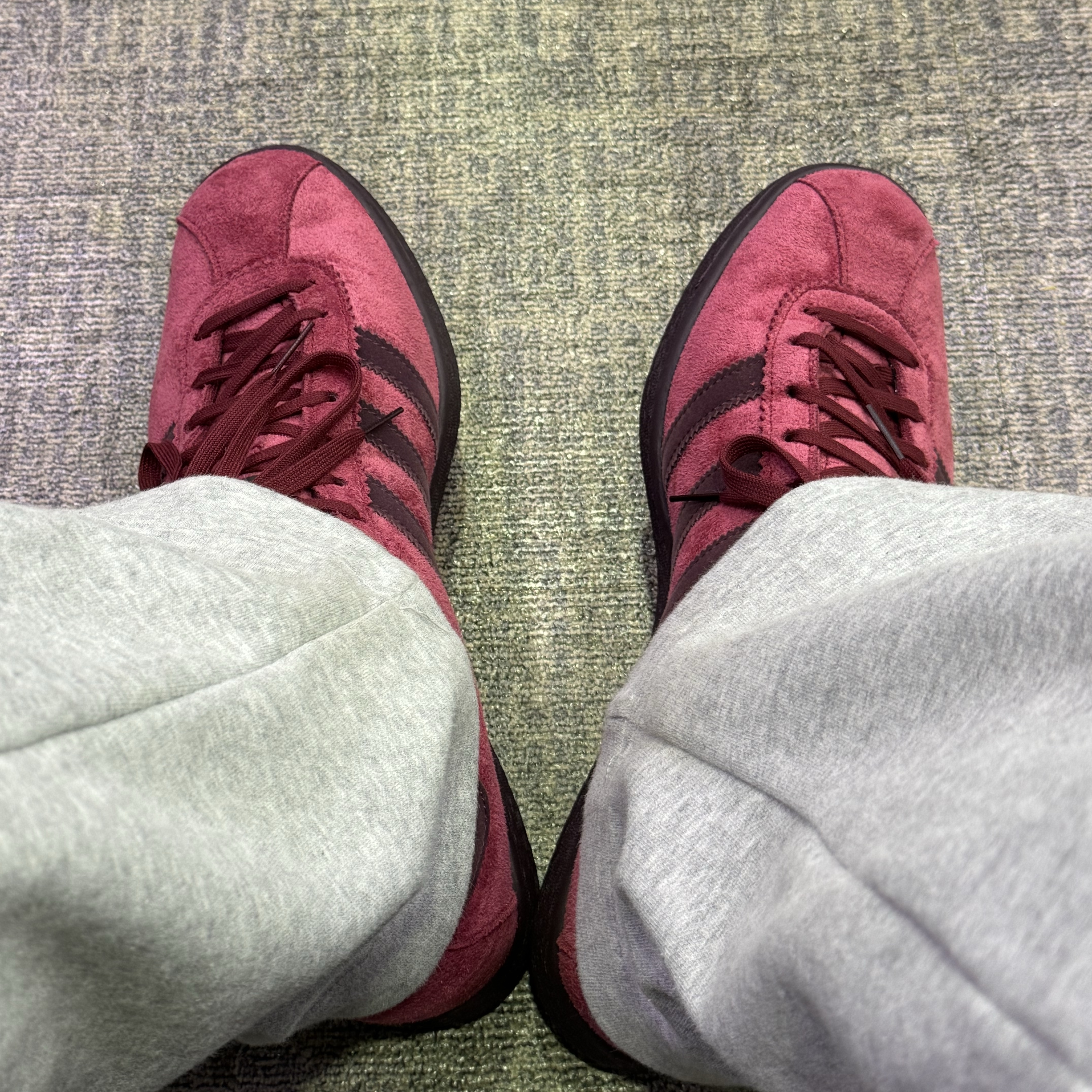 Adidas Tobacco Gruen Collegiate Burgundy 착용 스타일