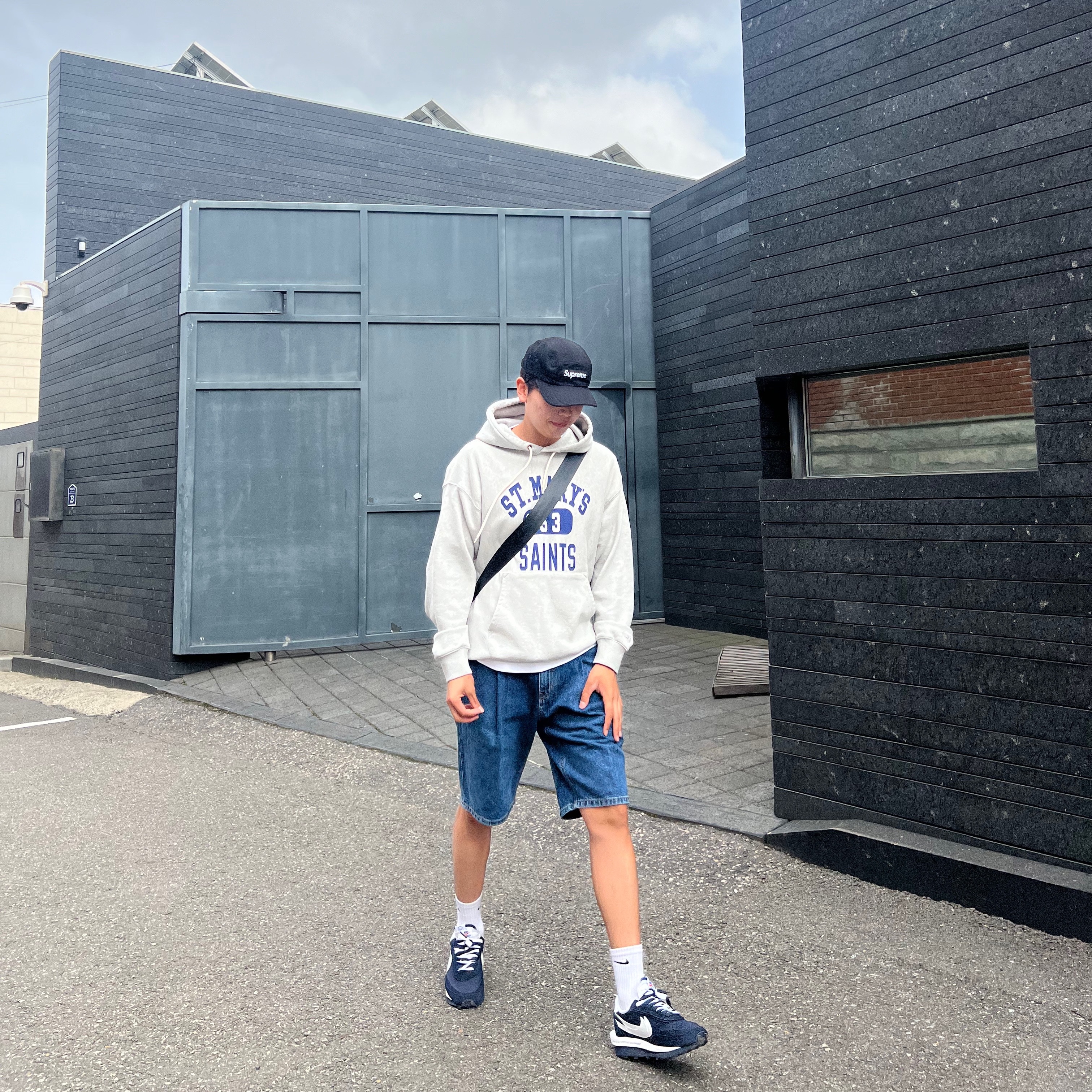 Supreme Washed Chino Twill Camp Cap Black, Nike x Sacai x Fragment LDWaffle Blackened Blue 착용 스타일