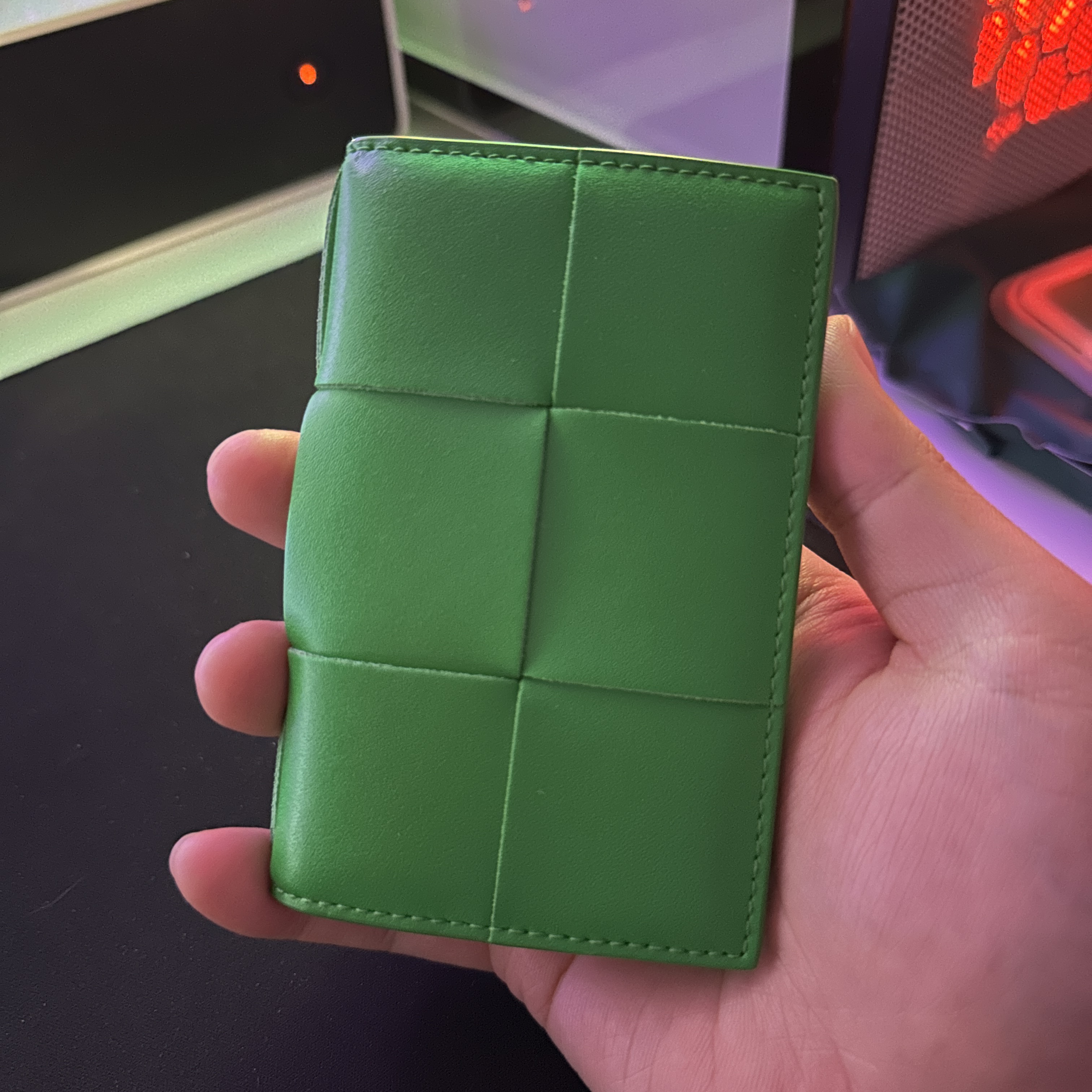 Bottega Veneta Flap Card Case Parakeet 착용 스타일