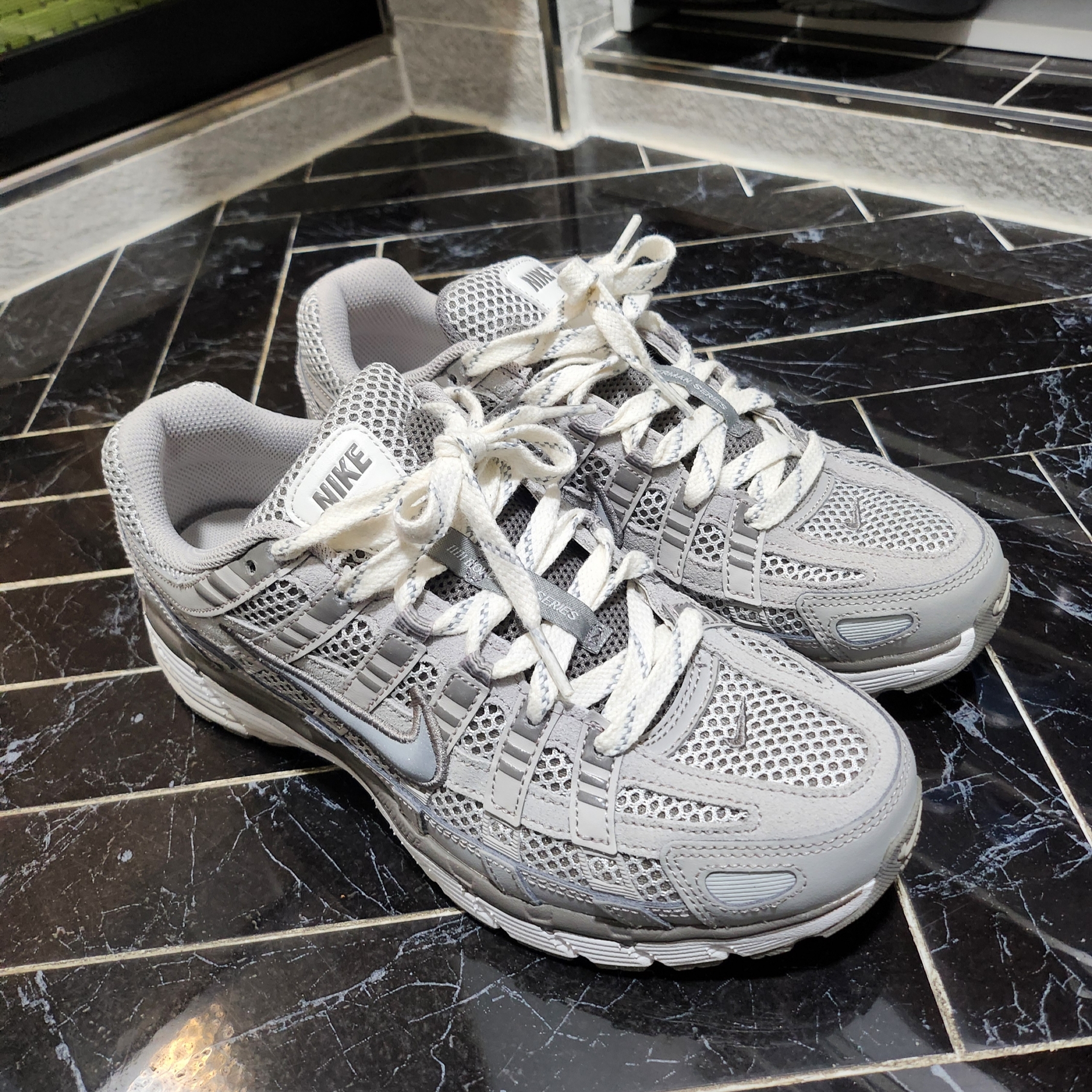 Nike P-6000 PRM Light Iron Ore 착용 스타일 - 4