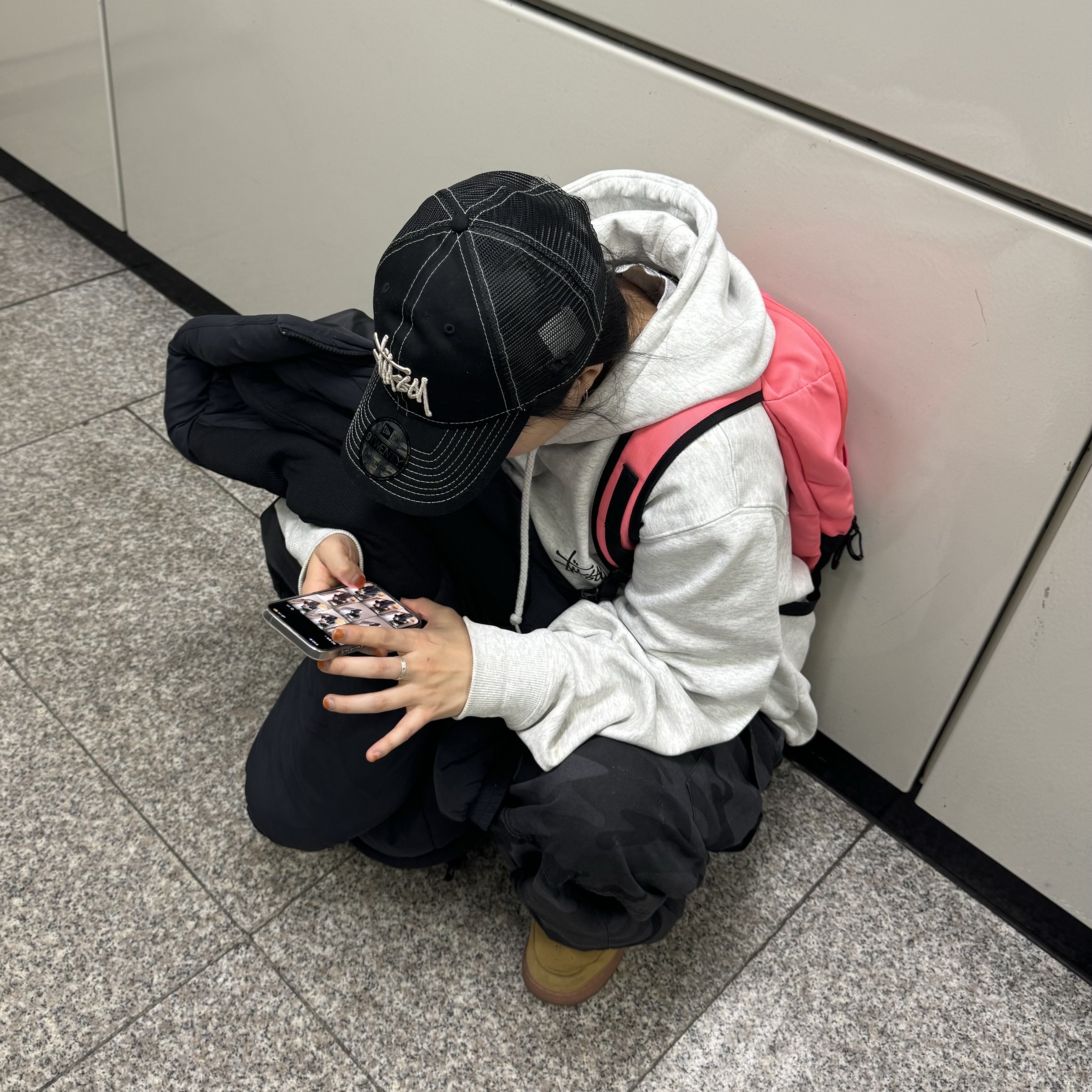 Stussy New Era 9twenty Basic Trucker Black 착용 스타일